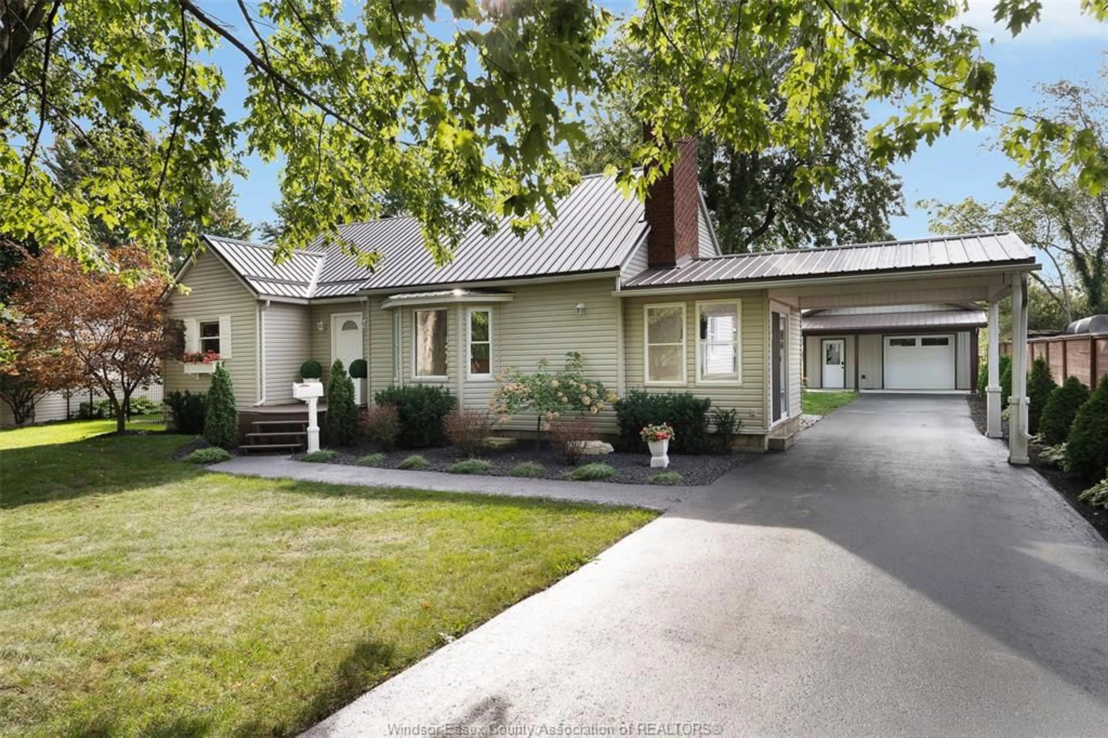 Home with vinyl exterior material, street for 1331 CLOVELLY Dr, Kingsville Ontario N9Y 2P3