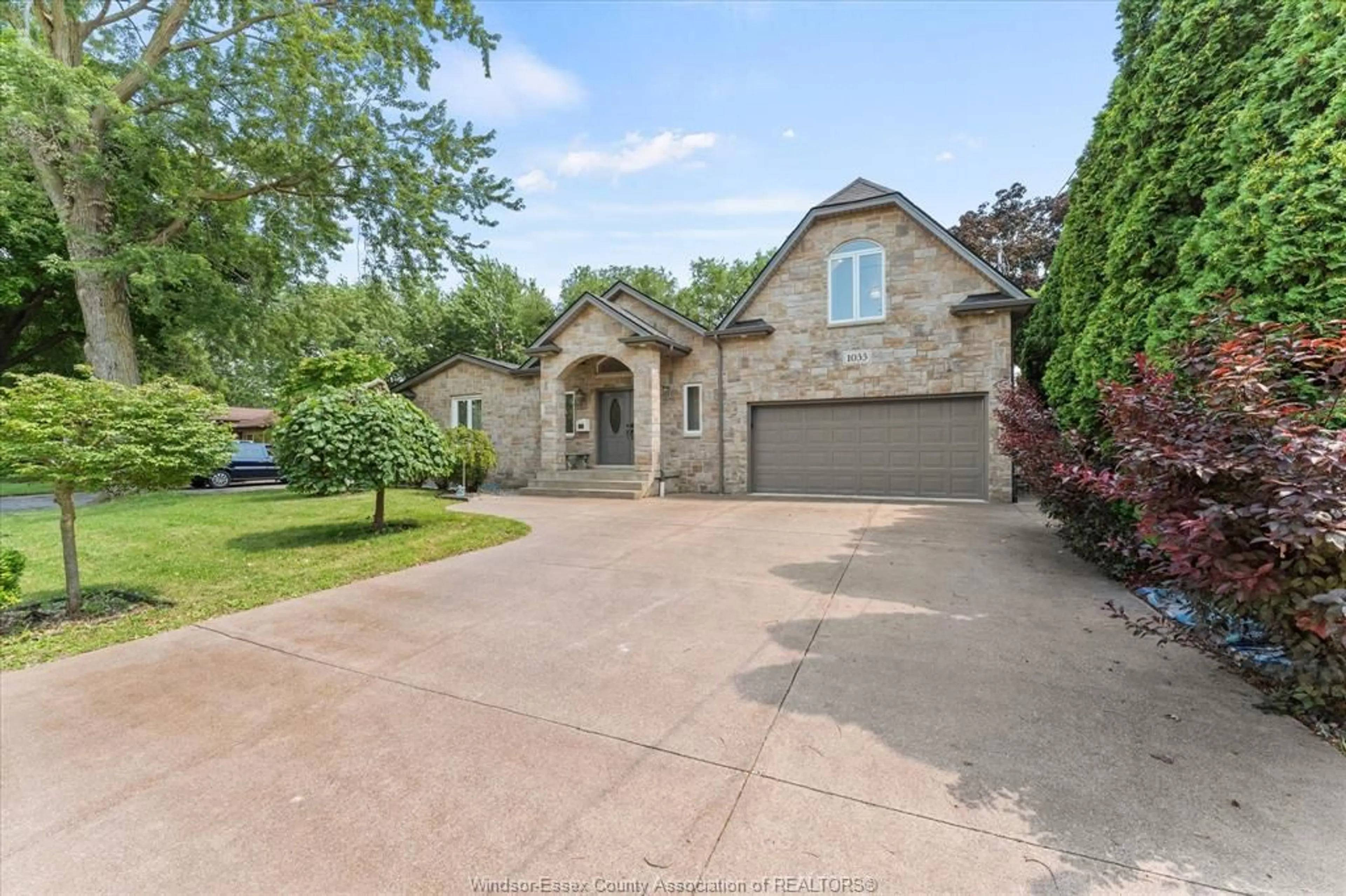 A pic from outside/outdoor area/front of a property/back of a property/a pic from drone, street for 1055 ROSELAND Dr, Windsor Ontario N9G 1T9