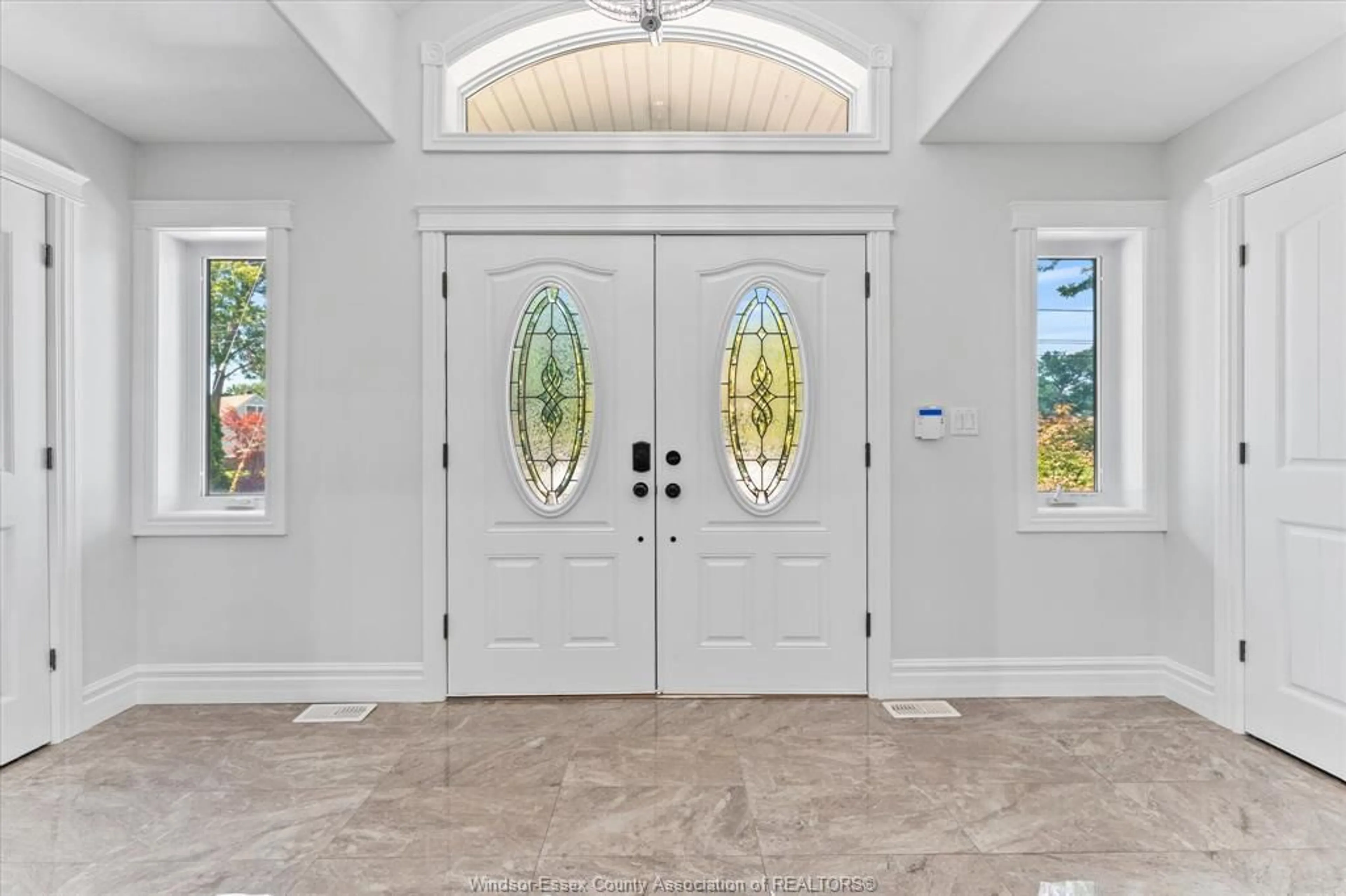 Indoor entryway for 1055 ROSELAND Dr, Windsor Ontario N9G 1T9