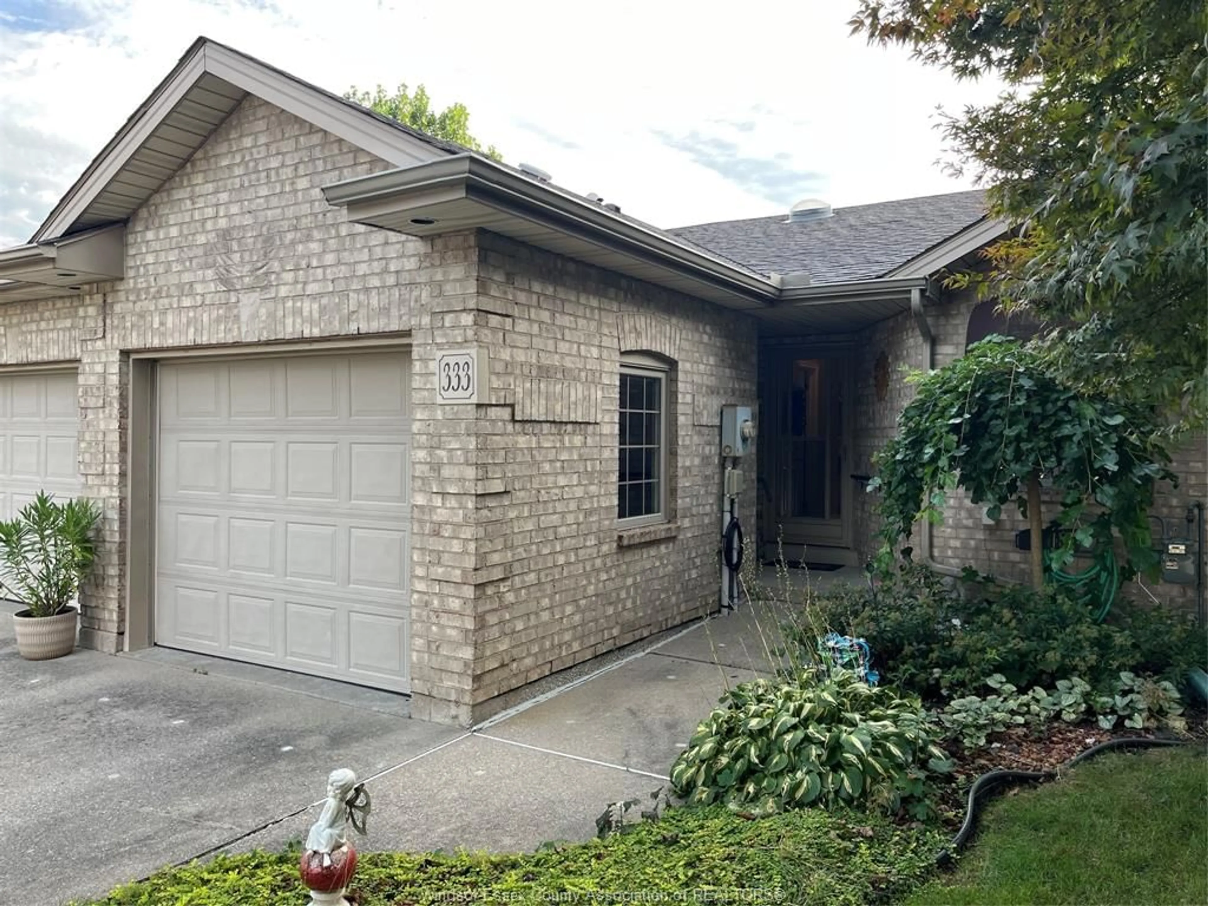 Home with brick exterior material, street for 333 ROCKPORT Lane, Kingsville Ontario N9Y 4A4