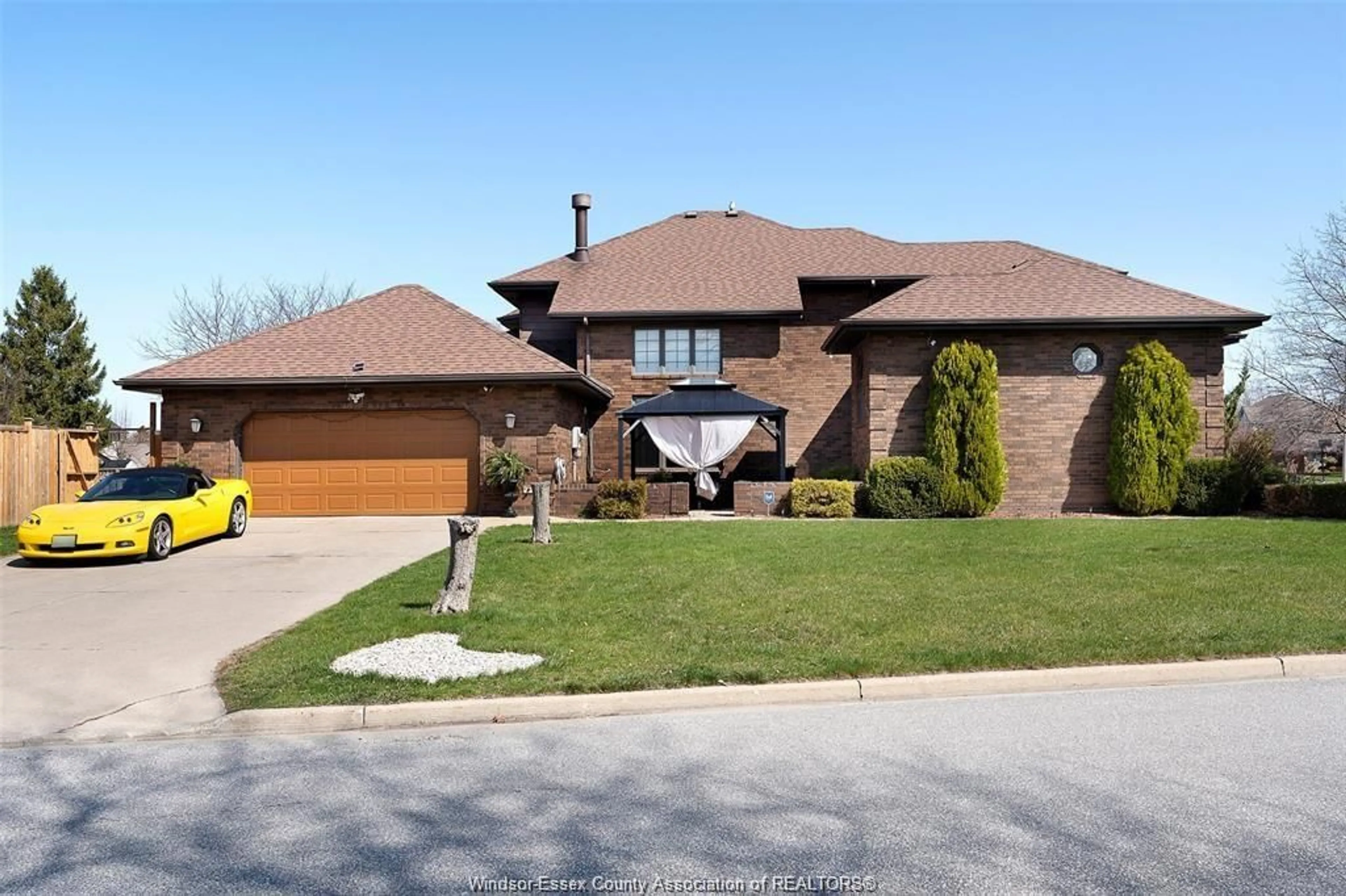 Home with brick exterior material, street for 172 POINTE WEST Dr, Amherstburg Ontario N9V 3R6