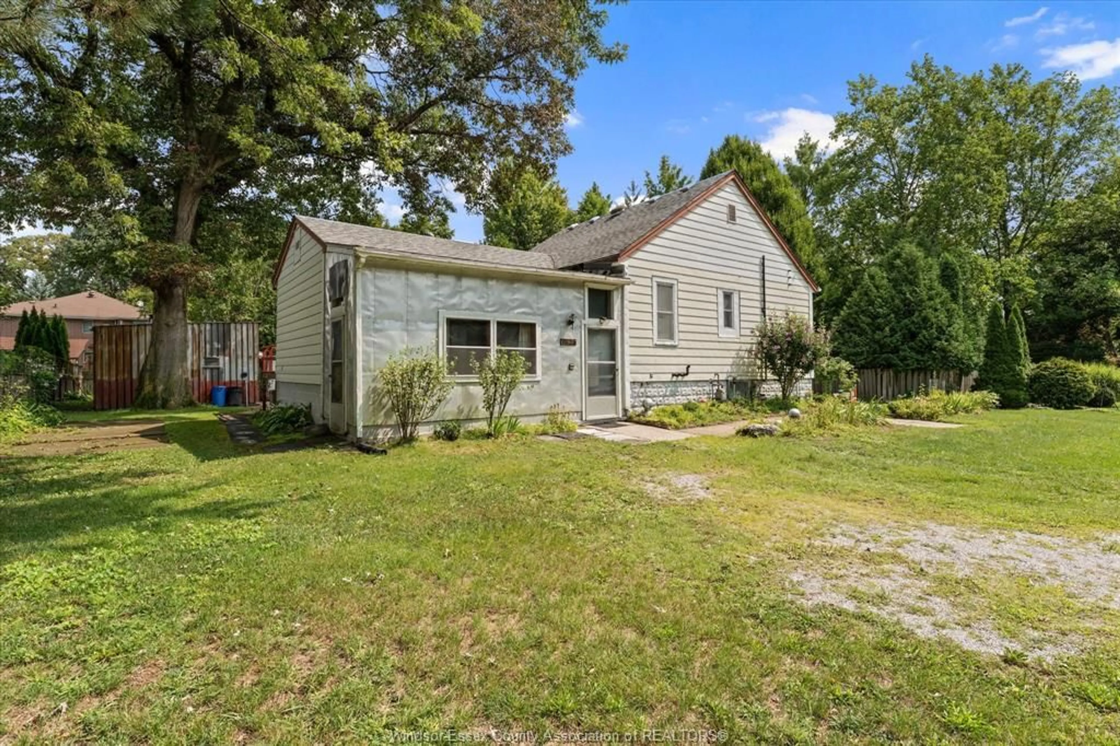 A pic from outside/outdoor area/front of a property/back of a property/a pic from drone, unknown for 7035 MATCHETTE Rd, LaSalle Ontario N9J 2S1