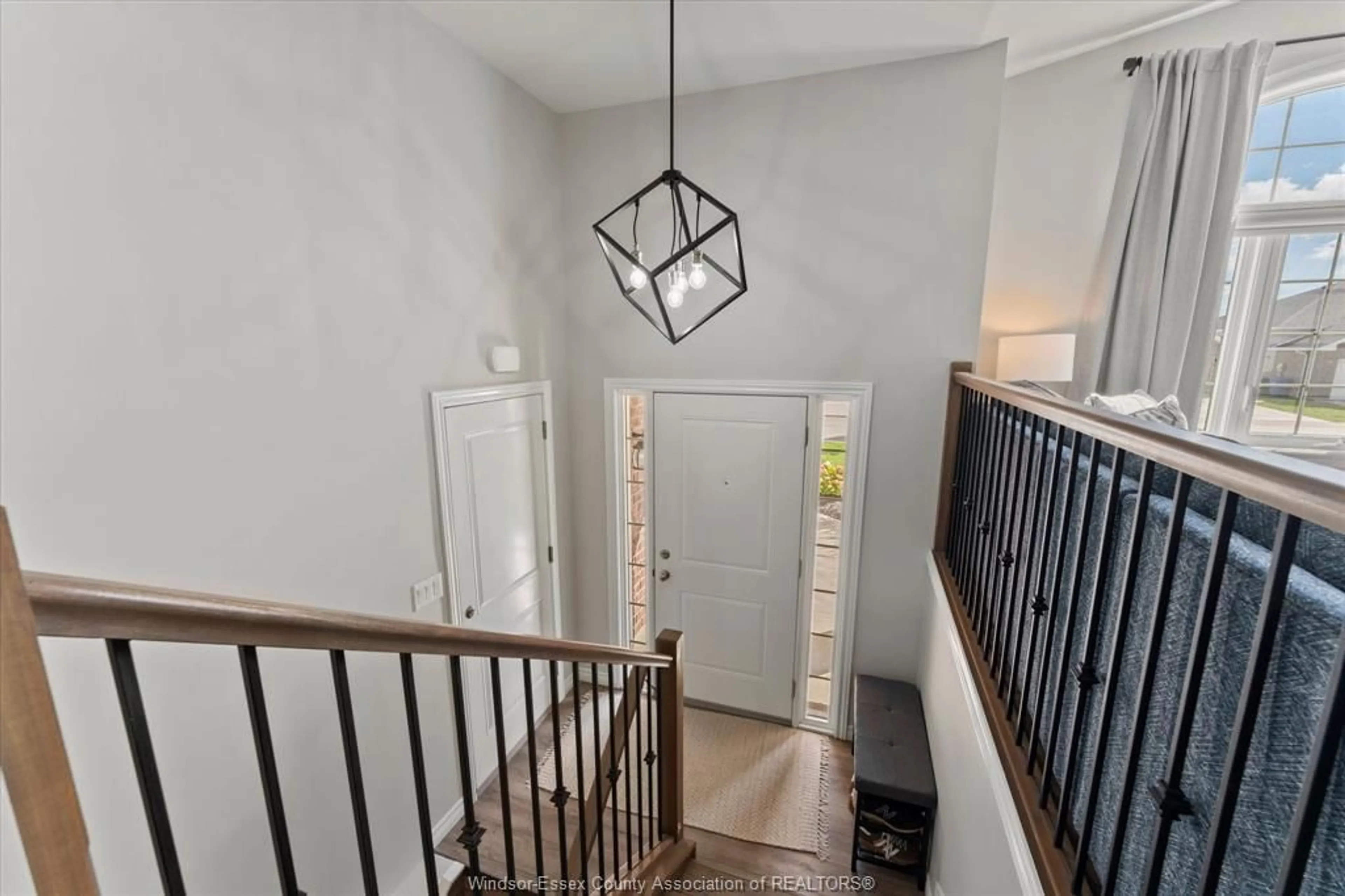 Indoor entryway for 392 CYPRESS Lane, Lakeshore Ontario N8L 1A8