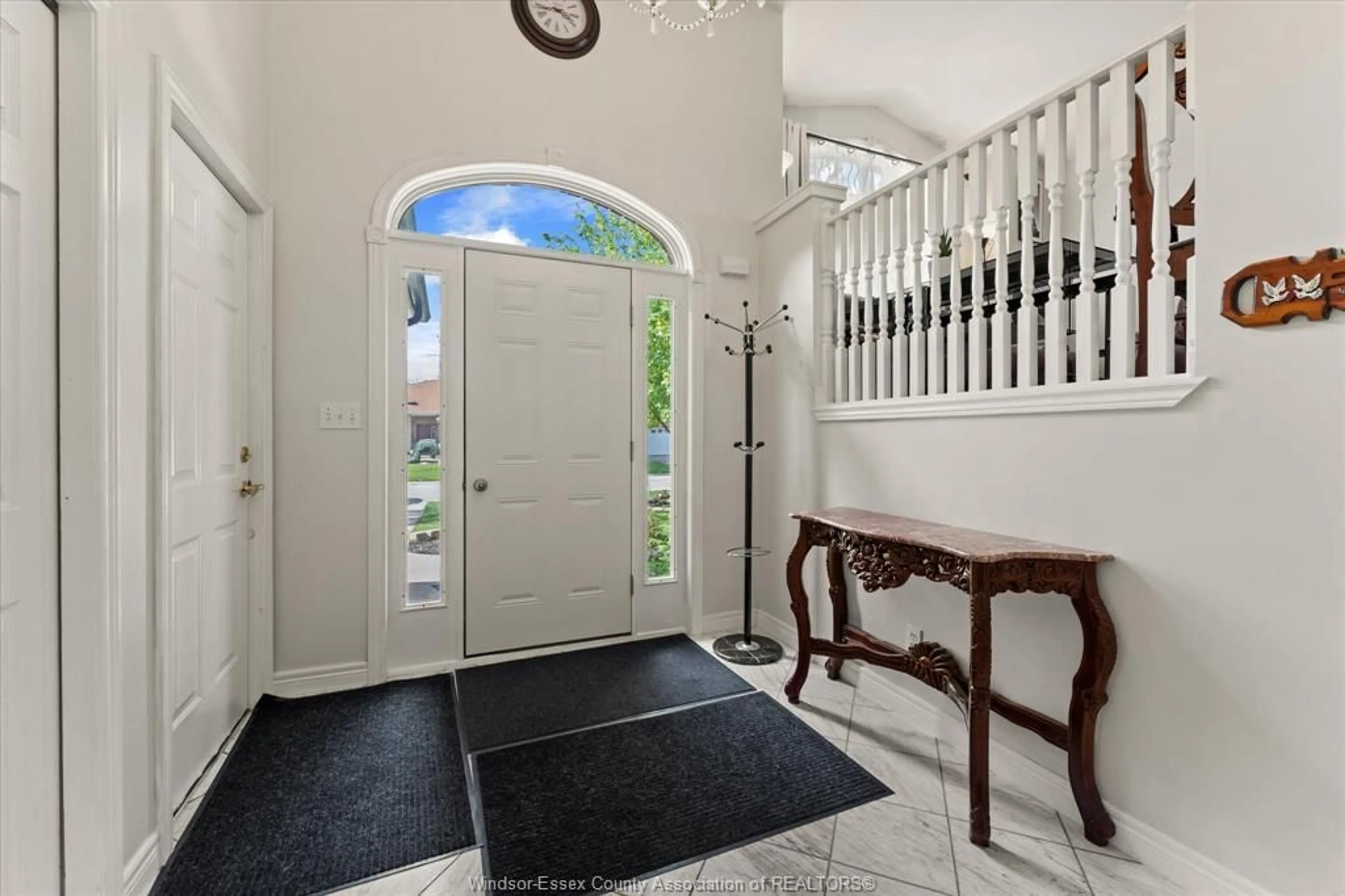 Indoor entryway for 844 COTTAGE GROVE, Kingsville Ontario N9Y 3X8