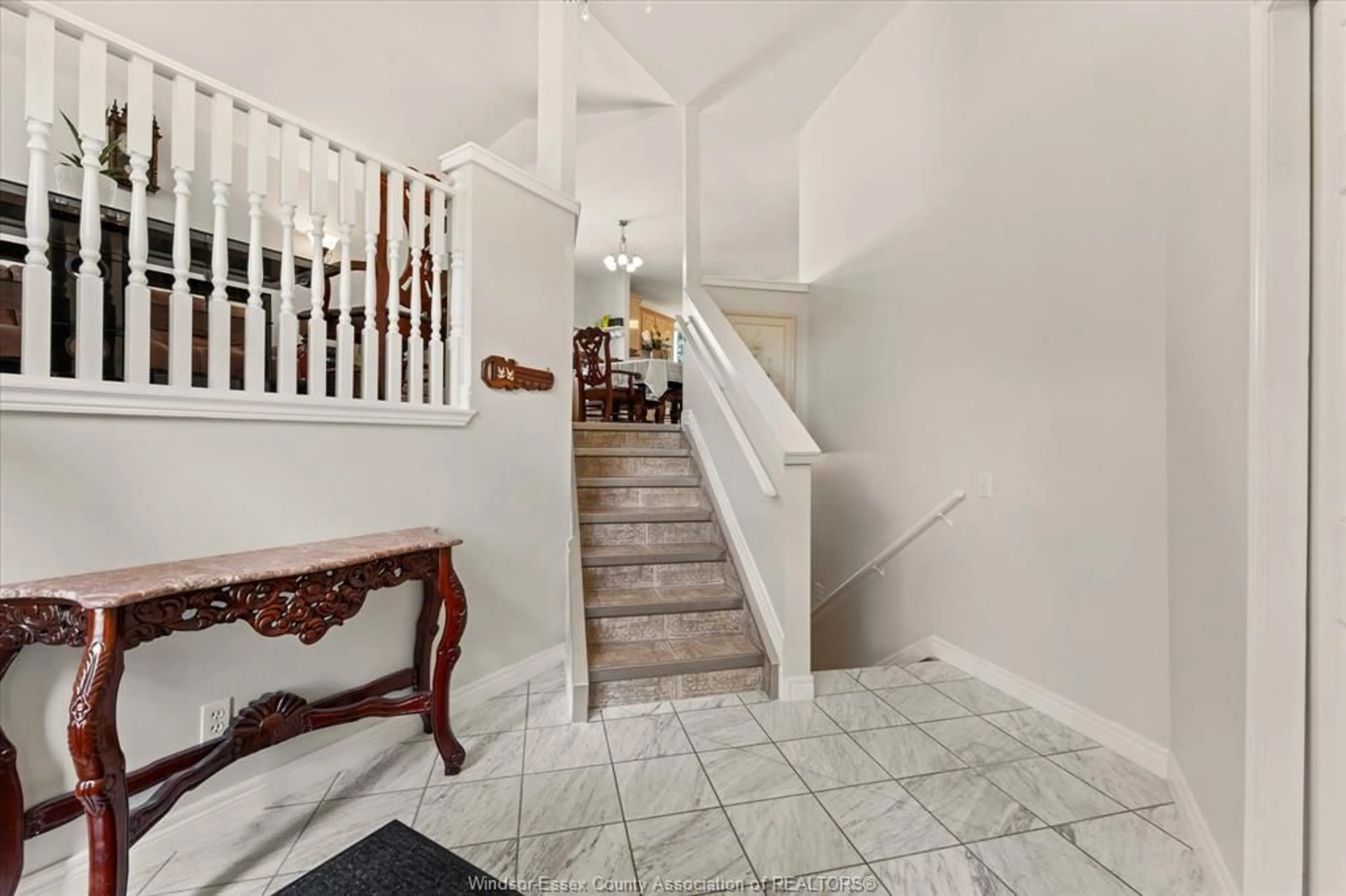 Indoor foyer for 844 COTTAGE GROVE, Kingsville Ontario N9Y 3X8