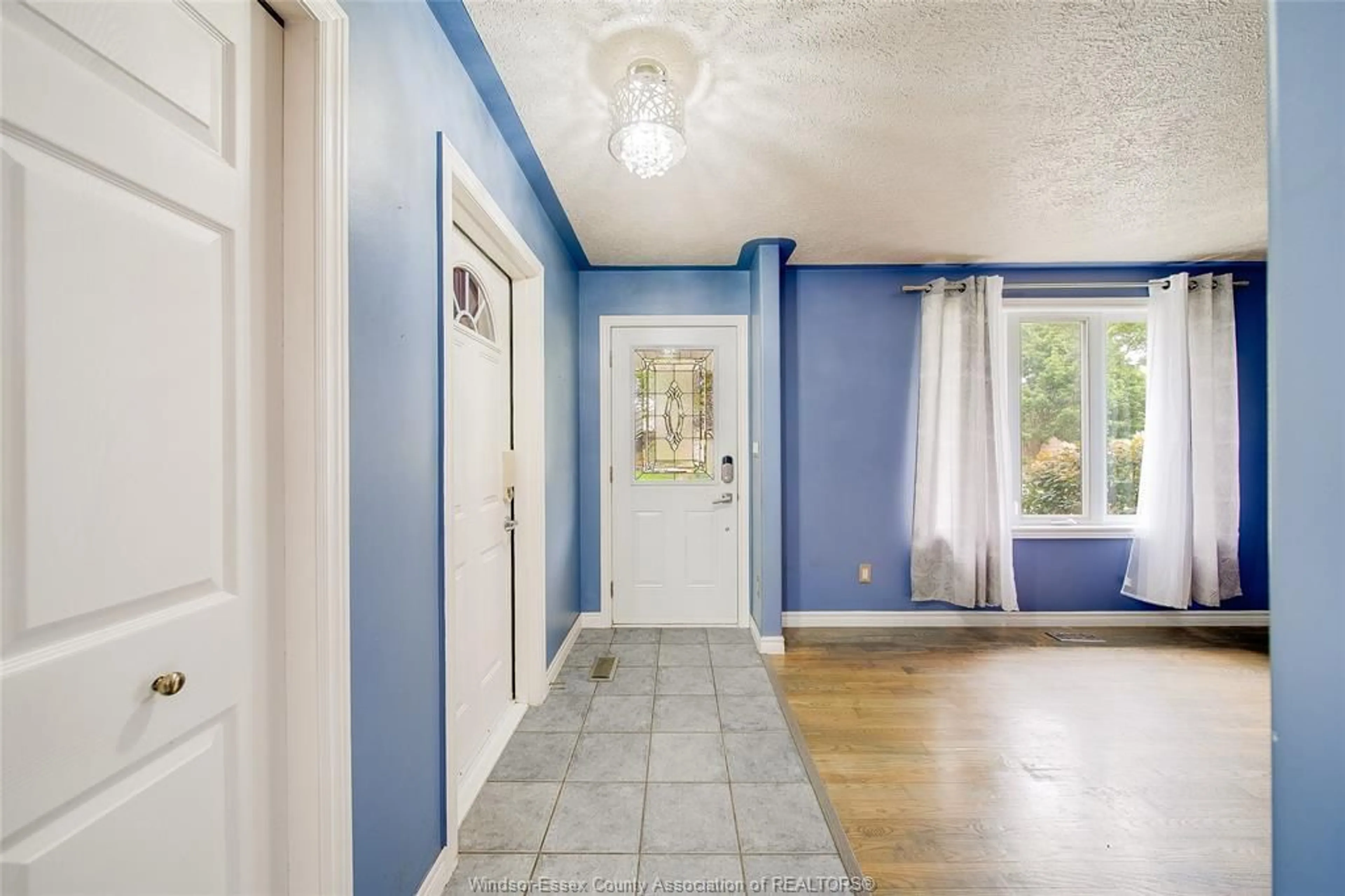 Indoor entryway for 2163 CURRY, Windsor Ontario N9B 3X5