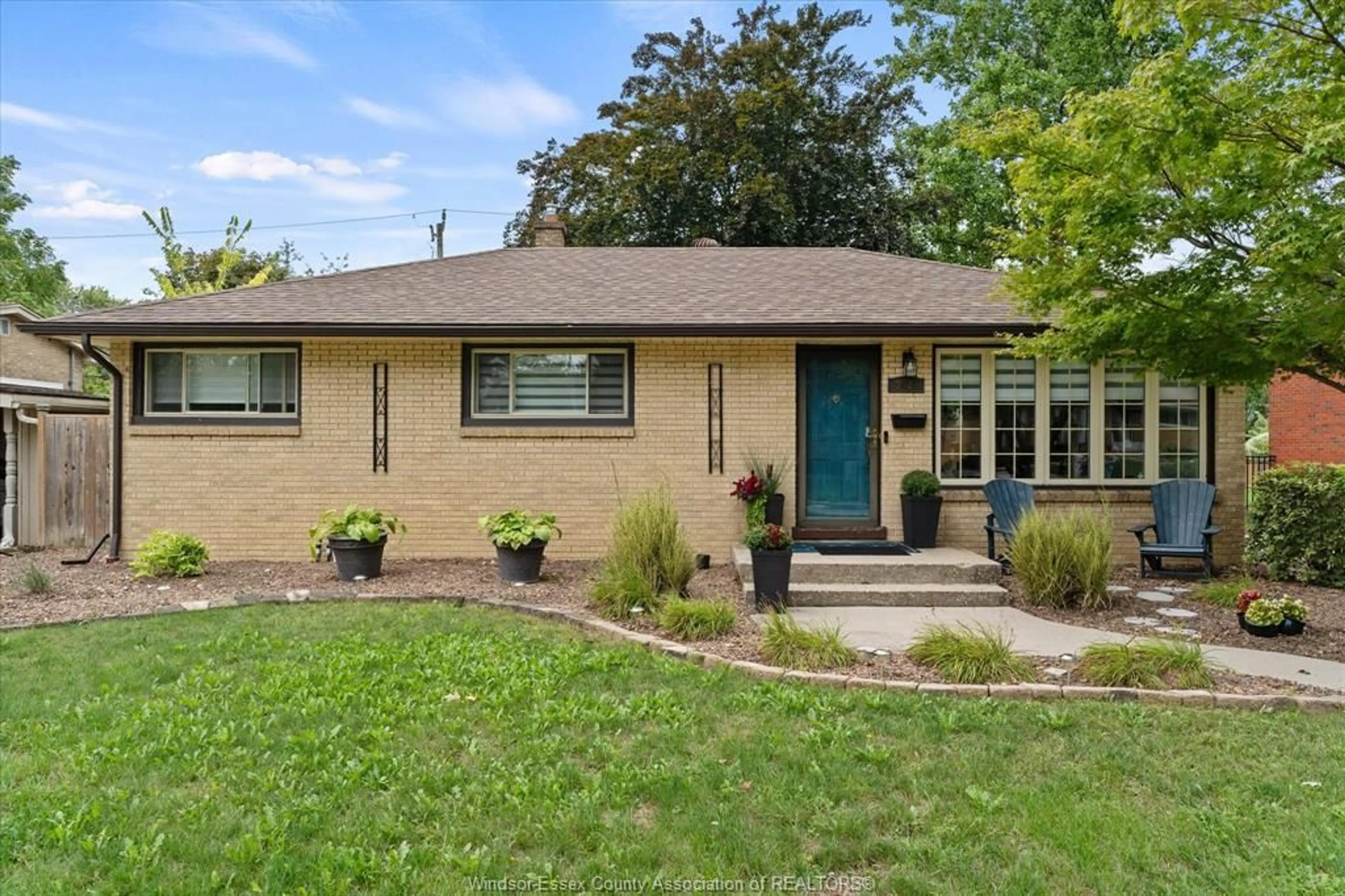 Home with vinyl exterior material, street for 3425 Roxborough Blvd, Windsor Ontario N9E 2Z9