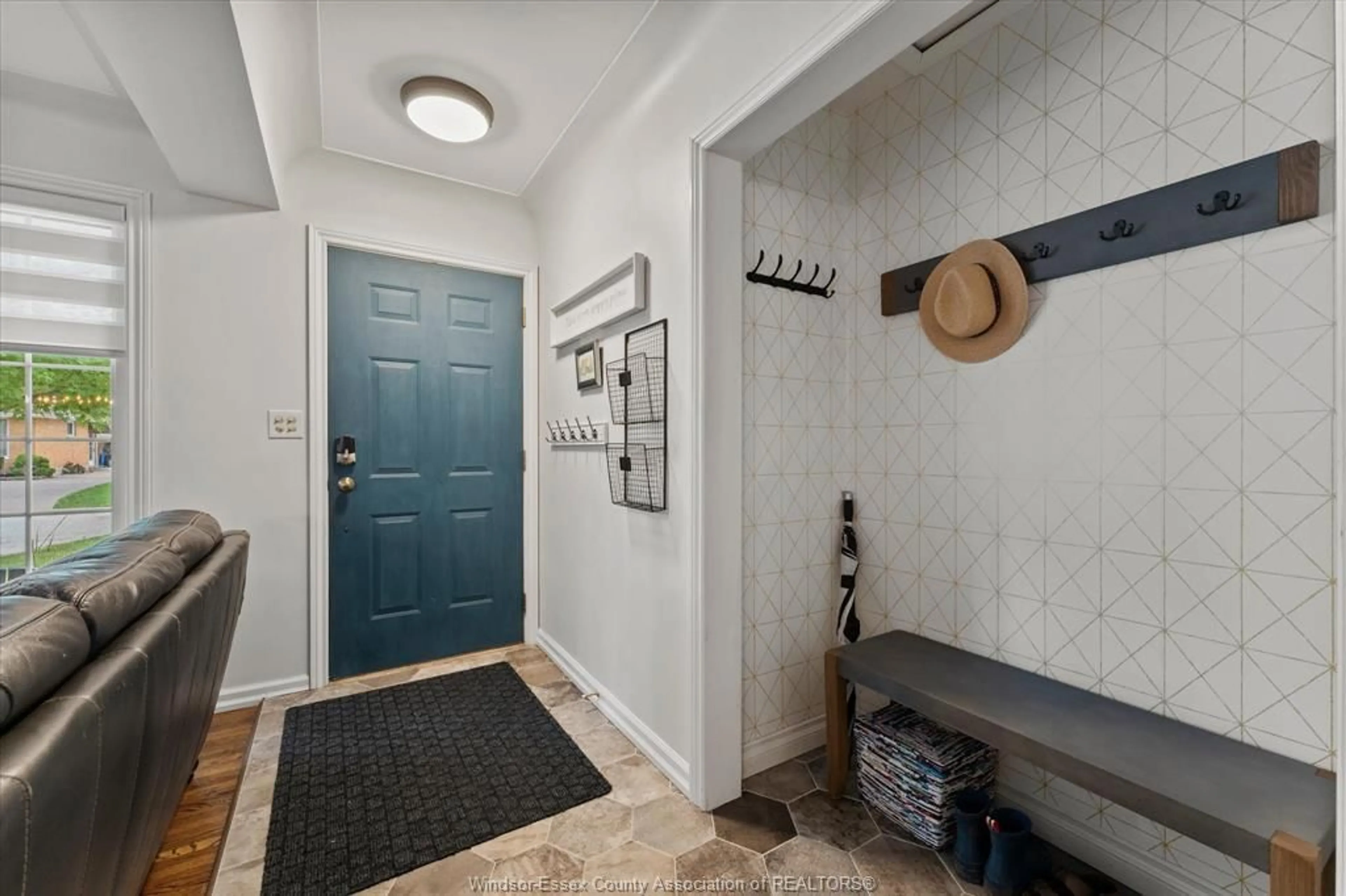 Indoor entryway for 3425 Roxborough Blvd, Windsor Ontario N9E 2Z9