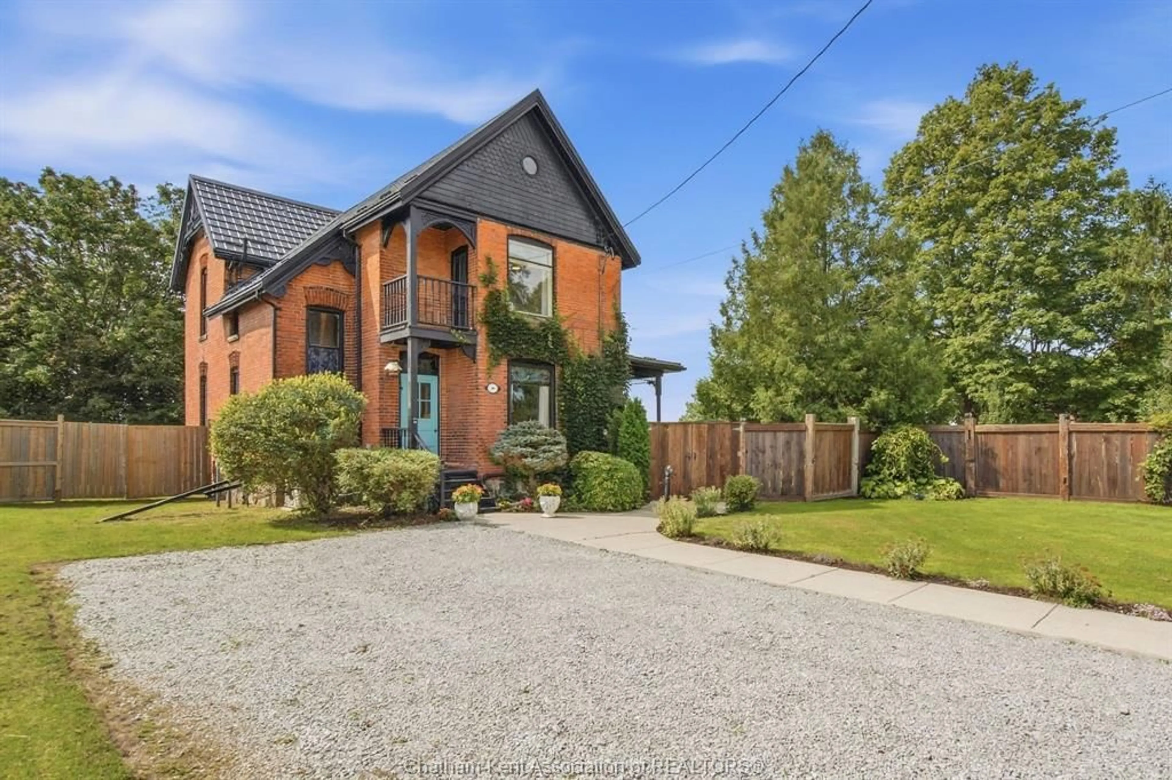 A pic from outside/outdoor area/front of a property/back of a property/a pic from drone, street for 136 King Street ..., Highgate Ontario N0P 1T0