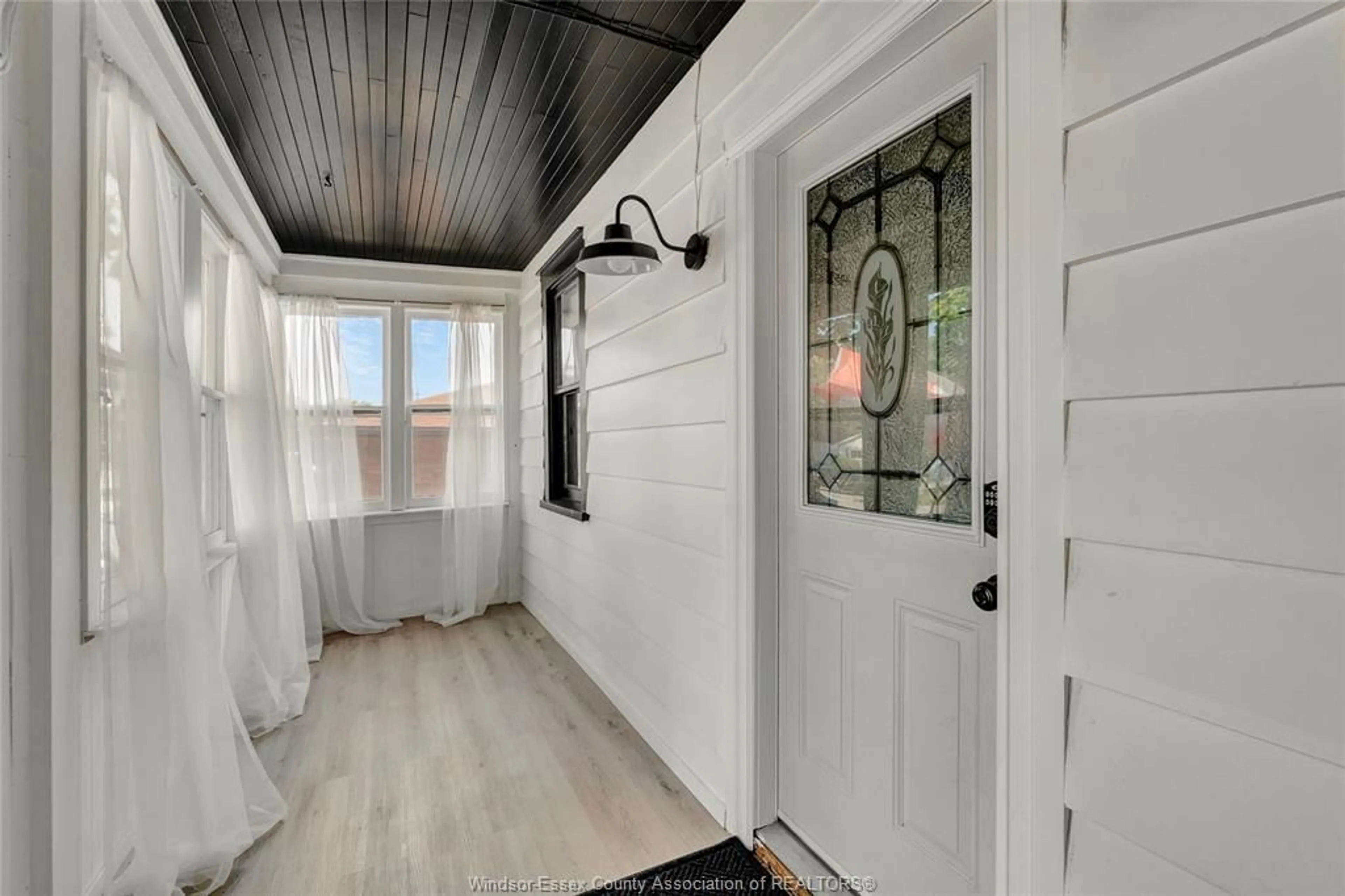 Indoor entryway for 2329 MEIGHEN Rd, Windsor Ontario N8W 4B8