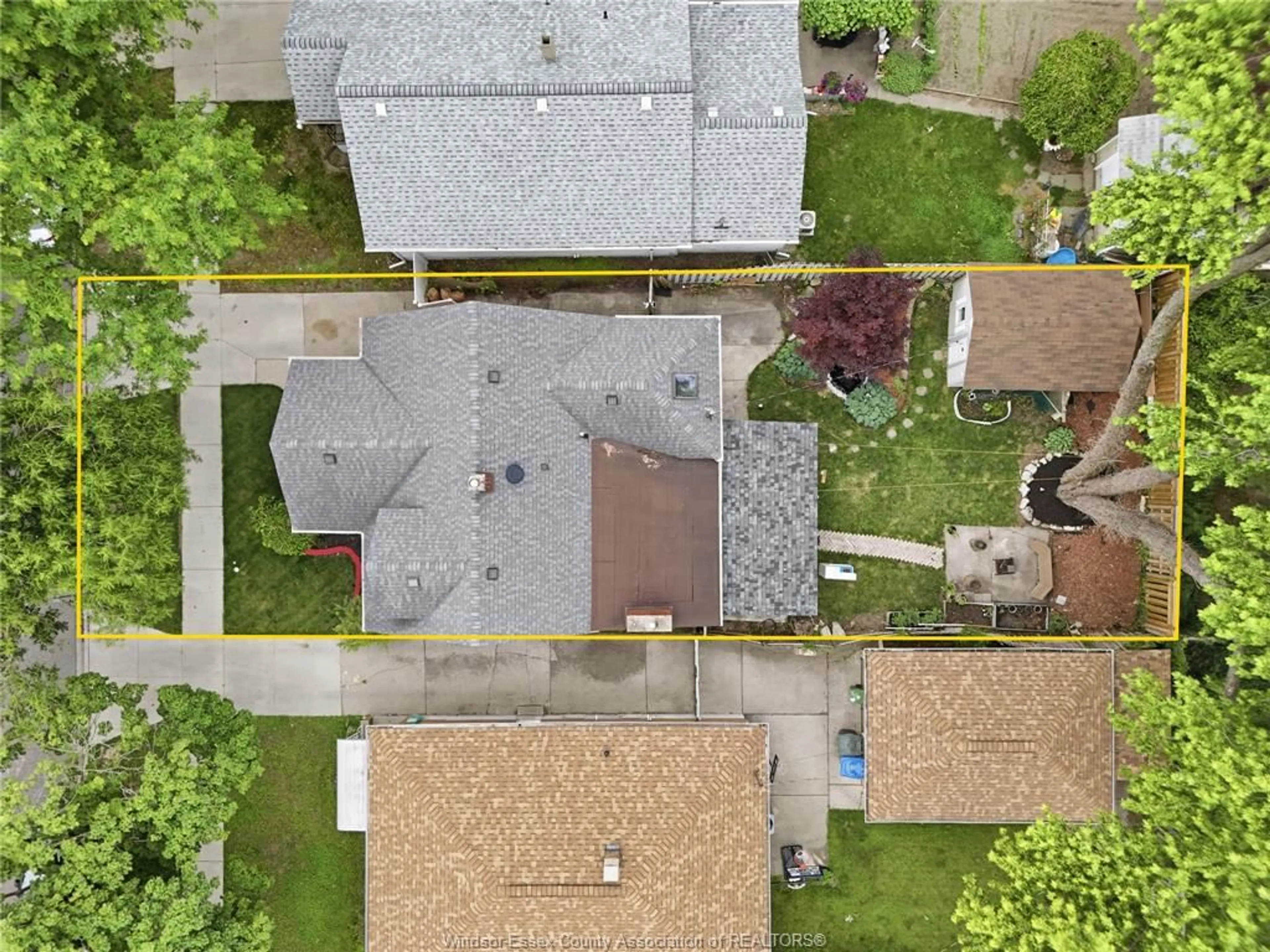 A pic from outside/outdoor area/front of a property/back of a property/a pic from drone, street for 1351 FRANCOIS Rd, Windsor Ontario N8Y 4L2