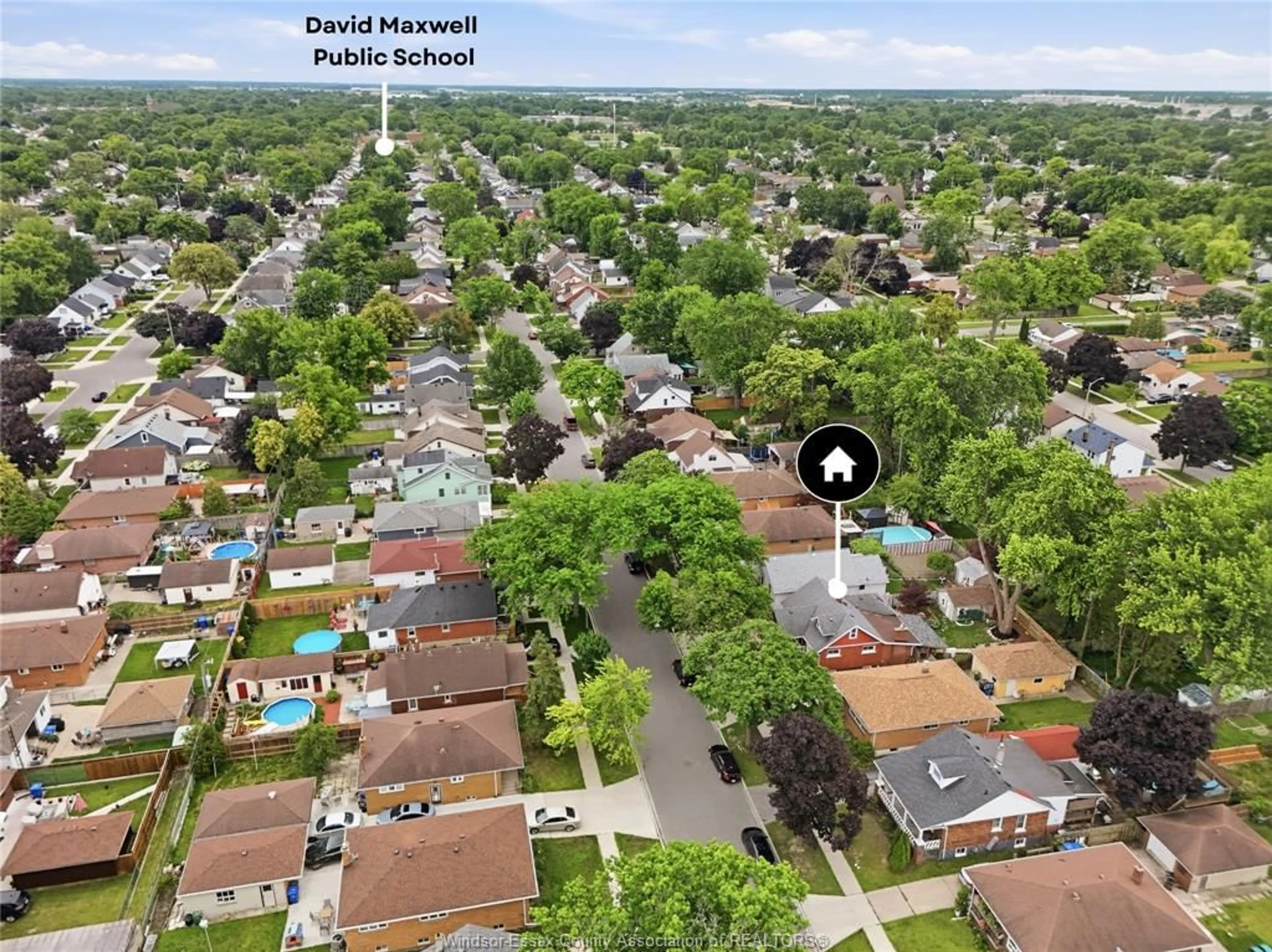 A pic from outside/outdoor area/front of a property/back of a property/a pic from drone, street for 1351 FRANCOIS Rd, Windsor Ontario N8Y 4L2