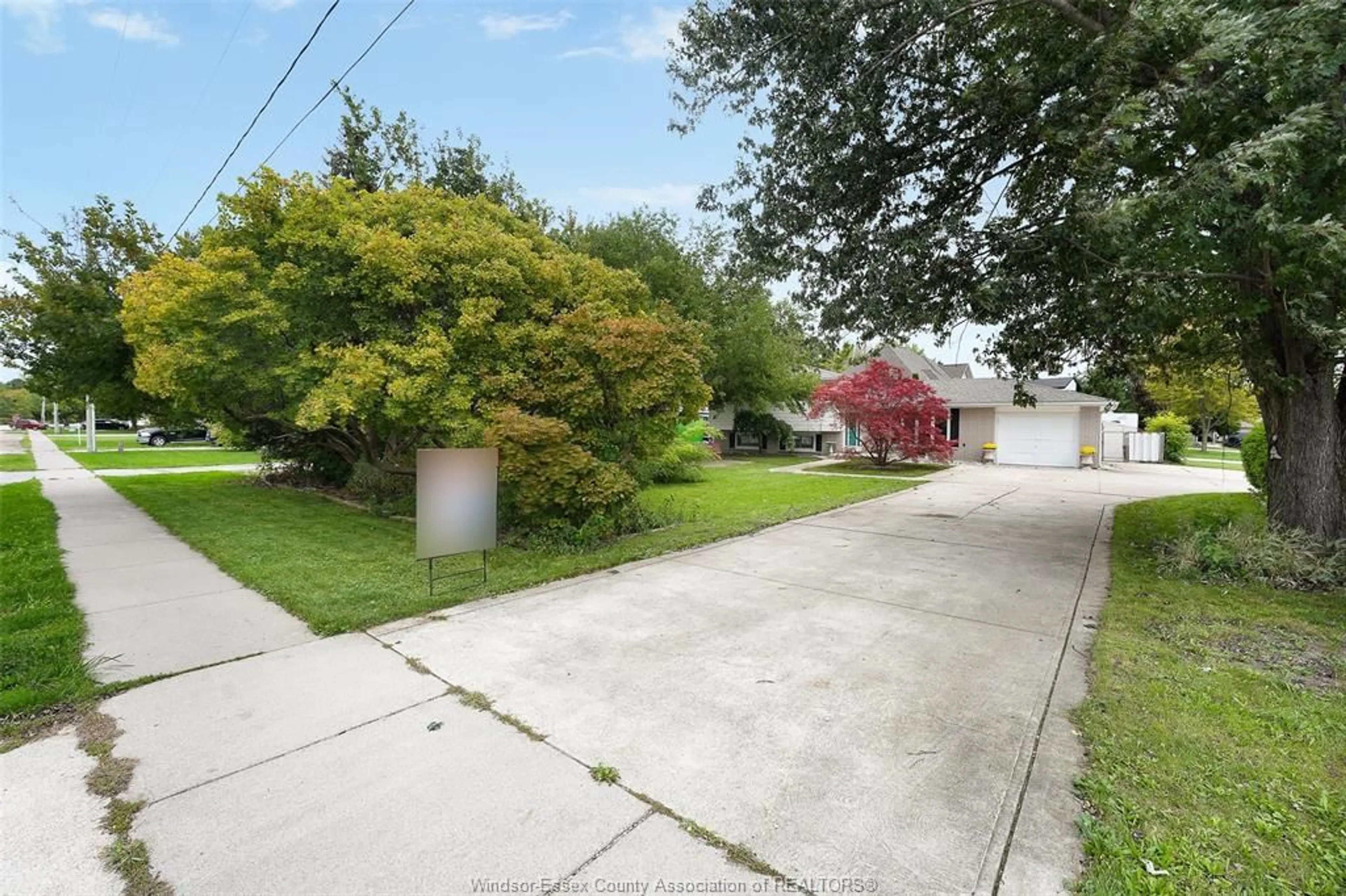 A pic from outside/outdoor area/front of a property/back of a property/a pic from drone, street for 268 BROADWAY STREET, Belle River Ontario N8L 0L5