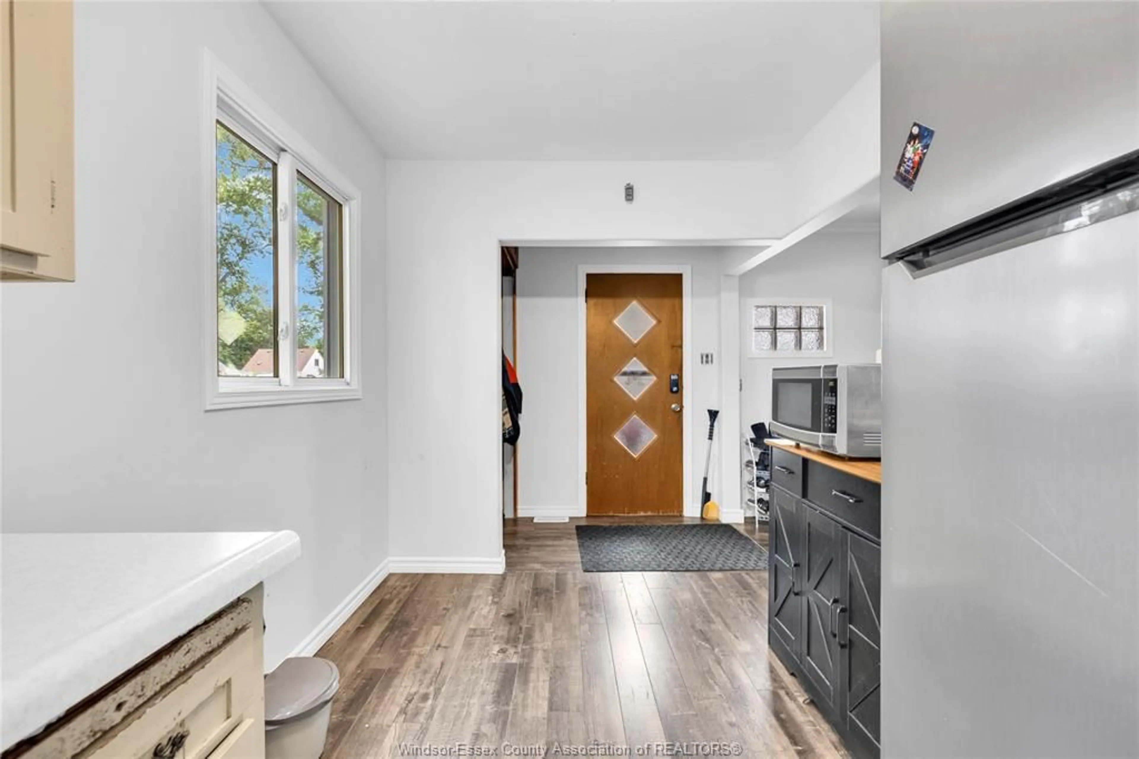 Indoor entryway for 1658 ARTHUR, Windsor Ontario N8Y 3Z3
