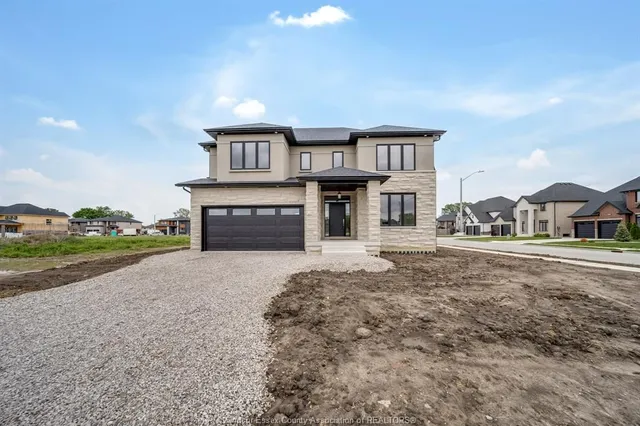 3698 FARROW Ave, Windsor 2