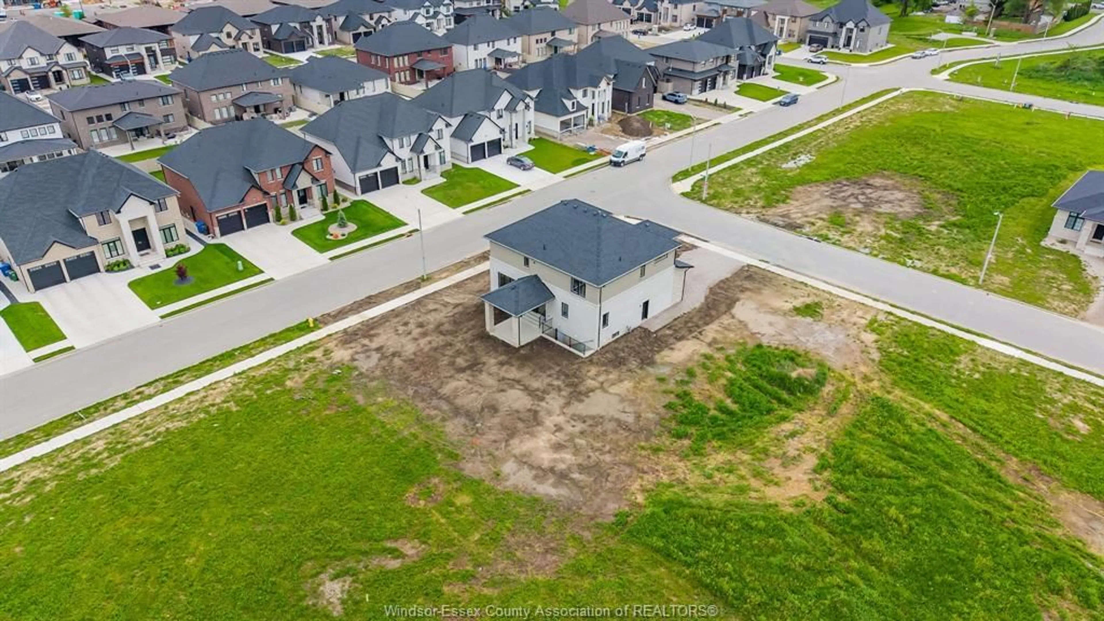 A pic from outside/outdoor area/front of a property/back of a property/a pic from drone, street for 3698 FARROW Ave, Windsor Ontario N8N 1M2