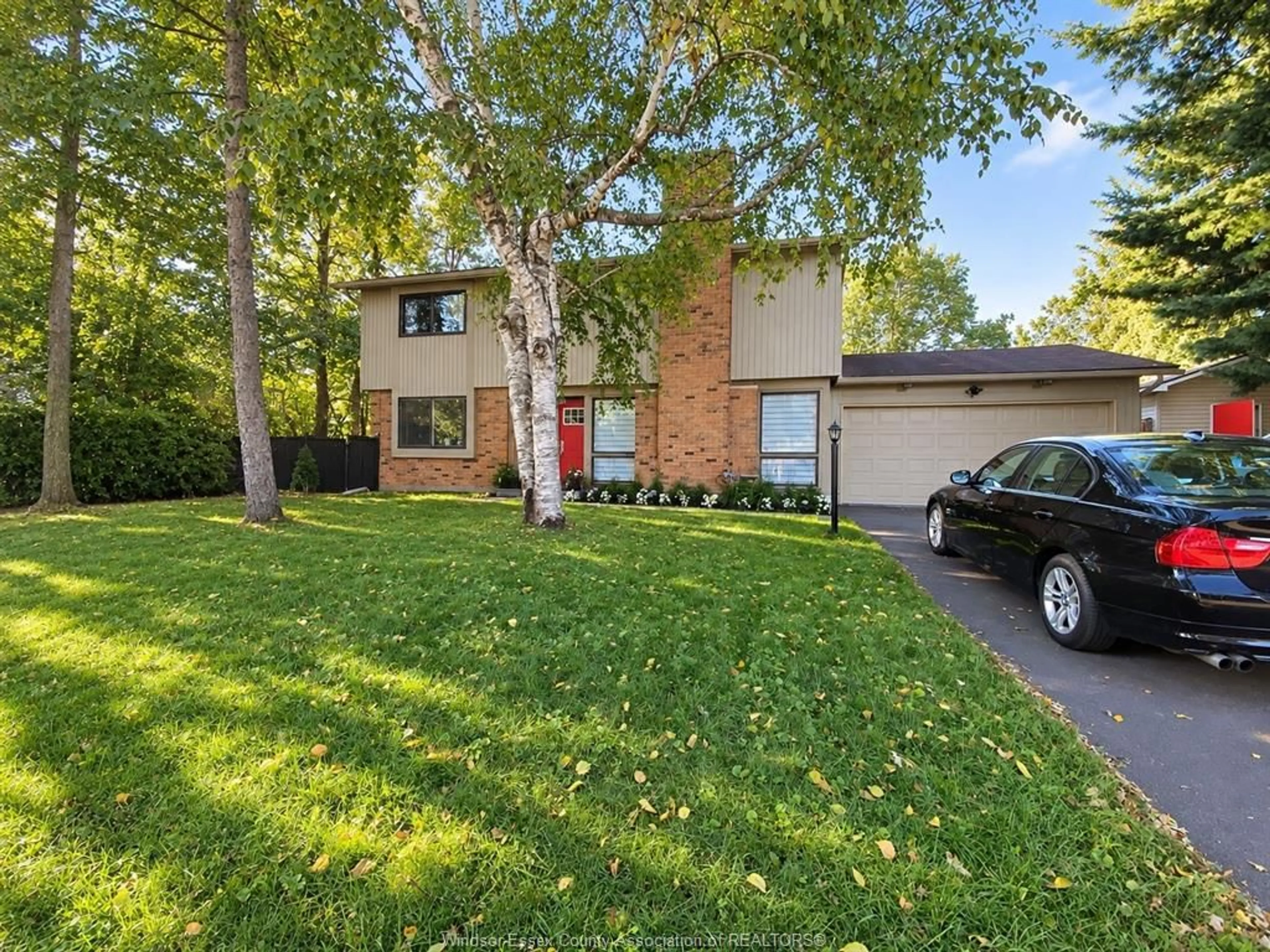 A pic from outside/outdoor area/front of a property/back of a property/a pic from drone, street for 22 NORTHVIEW Rd, Ottawa Ontario K2E 6A7