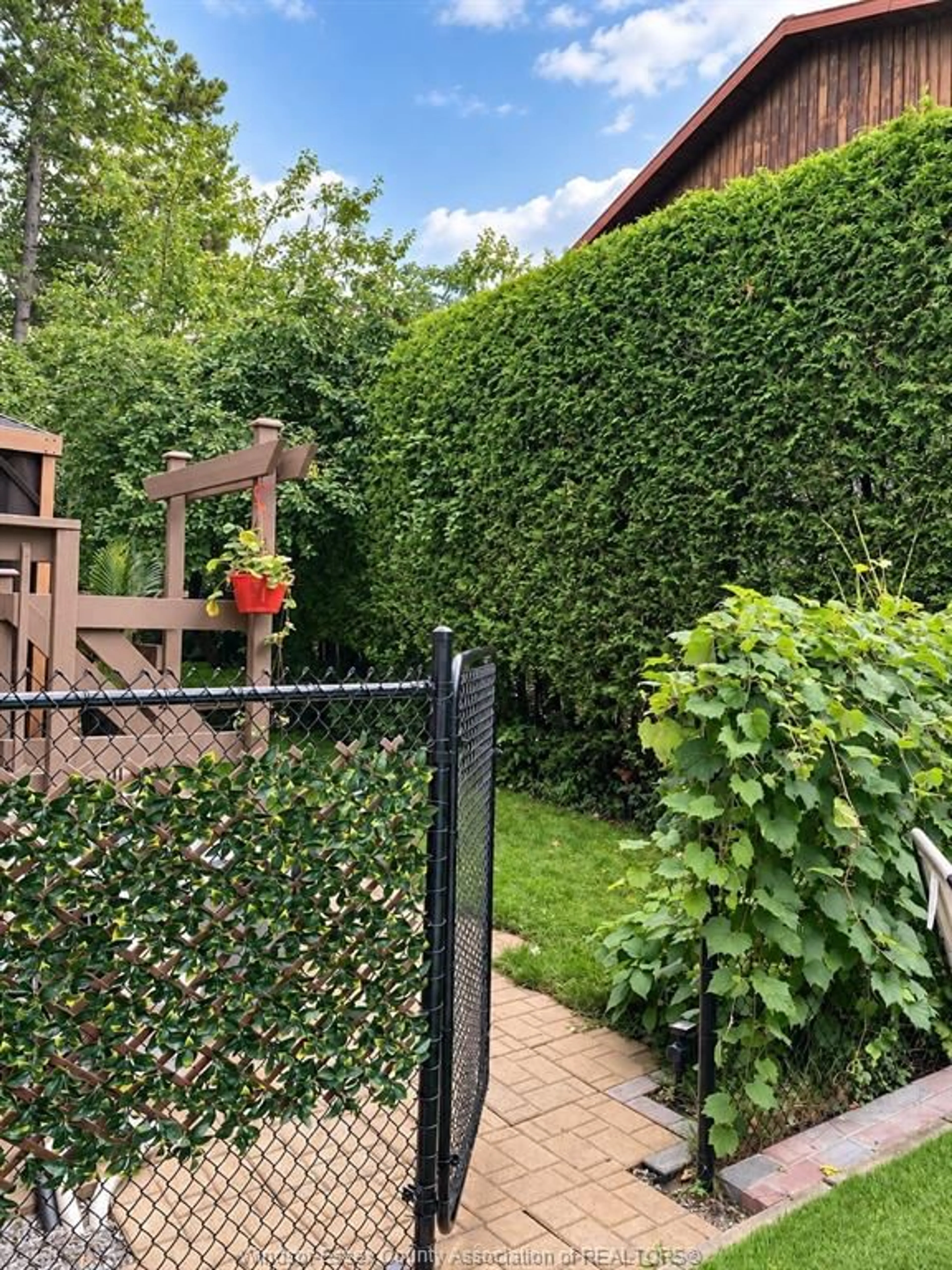 Patio, street for 22 NORTHVIEW Rd, Ottawa Ontario K2E 6A7
