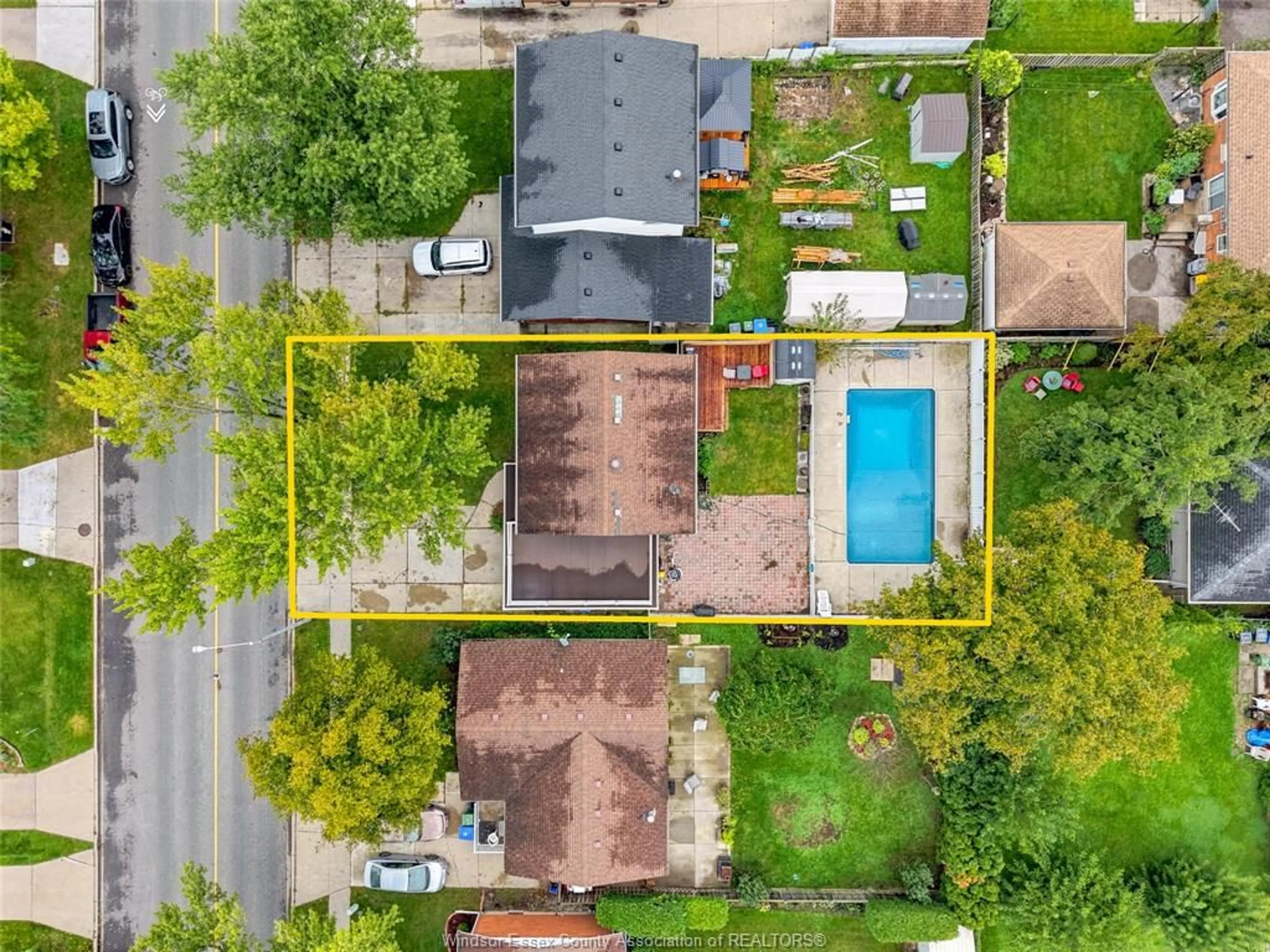 A pic from outside/outdoor area/front of a property/back of a property/a pic from drone, street for 2547 RIVARD Ave, Windsor Ontario N8T 2H4