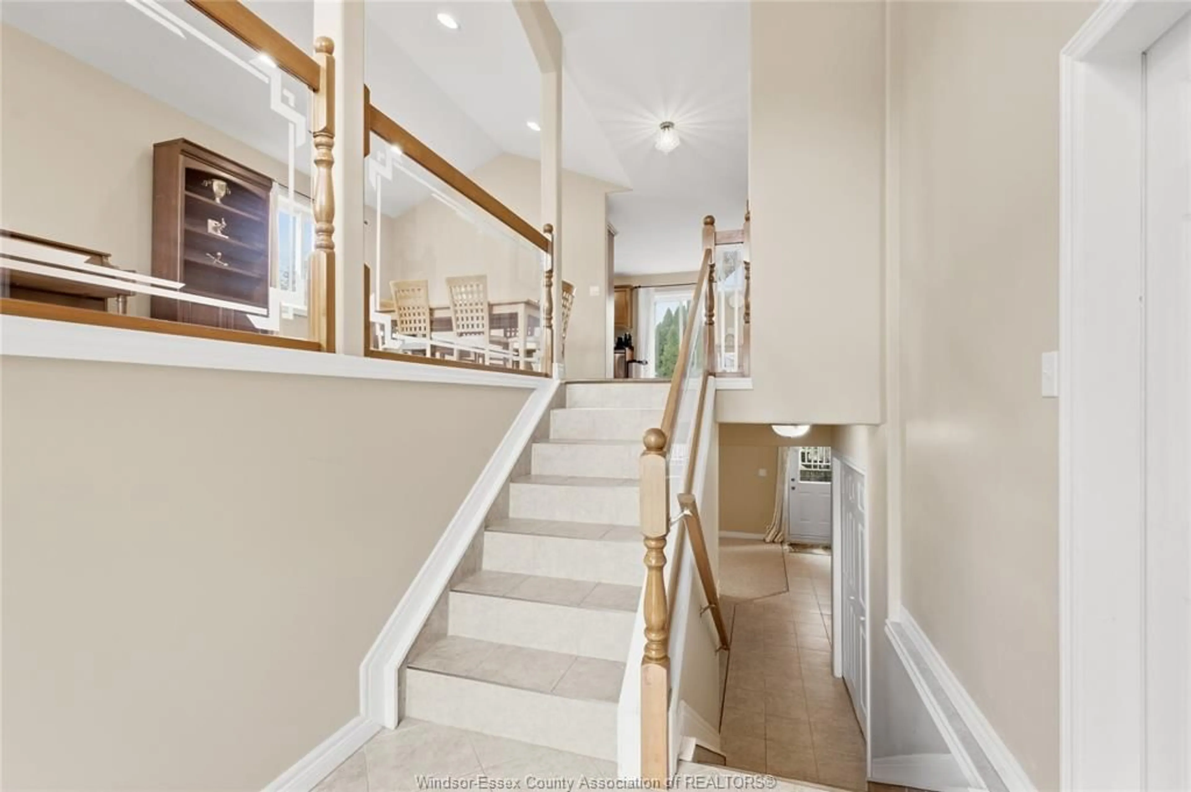 Indoor foyer for 1352 MERIDIAN, Windsor Ontario N9G 2Z8