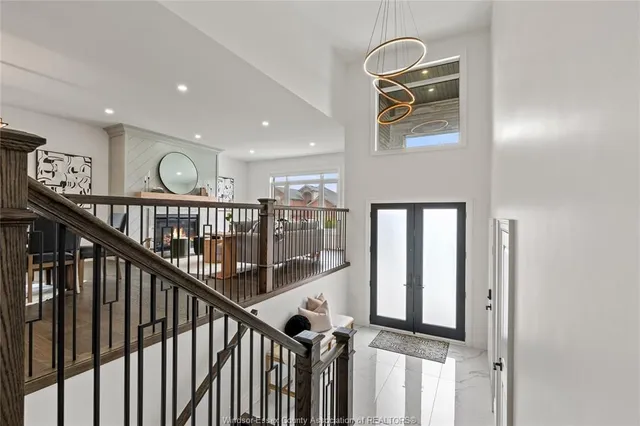 3161 MCROBBIE, Windsor 5