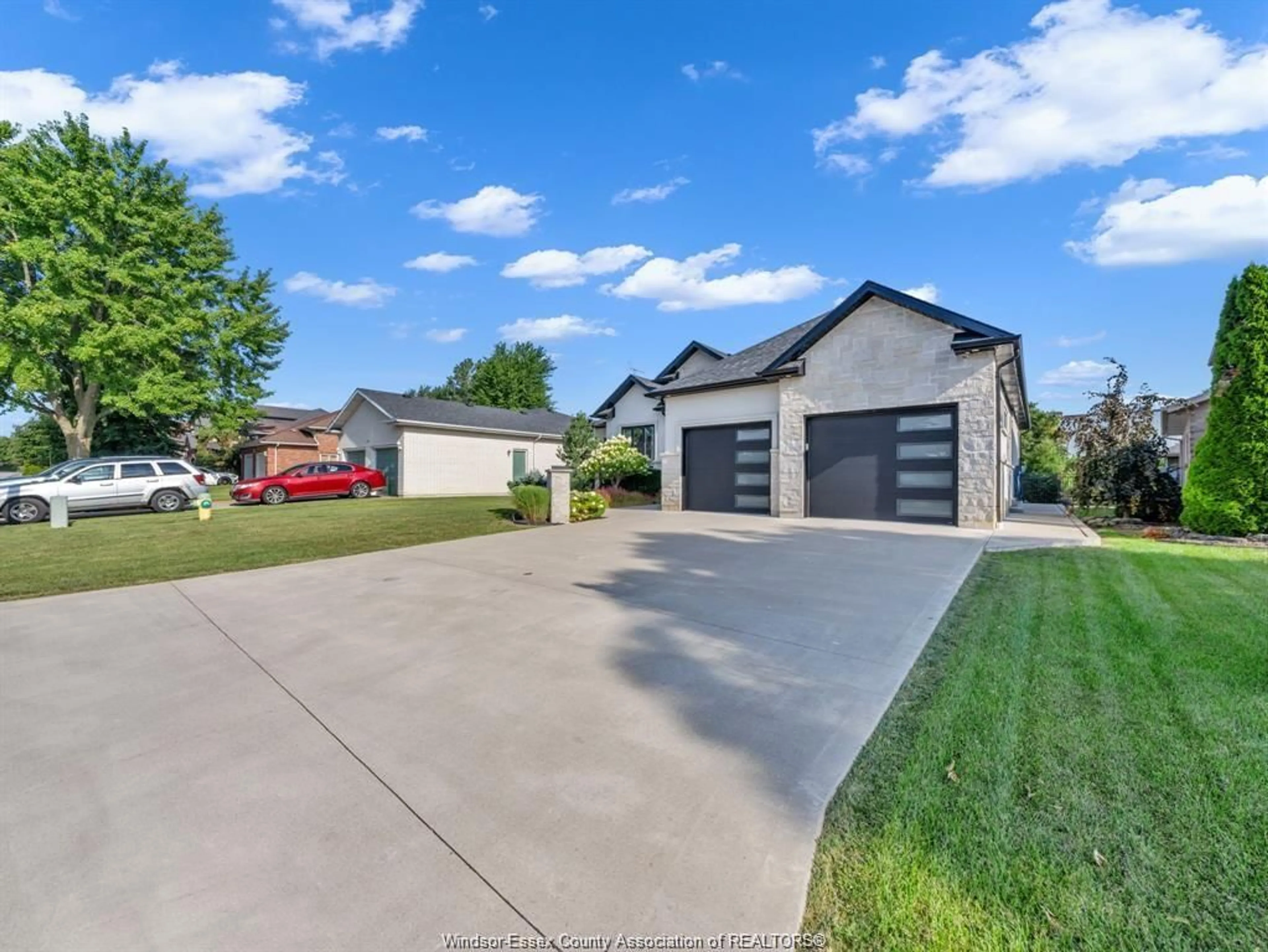 A pic from outside/outdoor area/front of a property/back of a property/a pic from drone, street for 22 SHAWNEE Crt, Leamington Ontario N8H 5A8