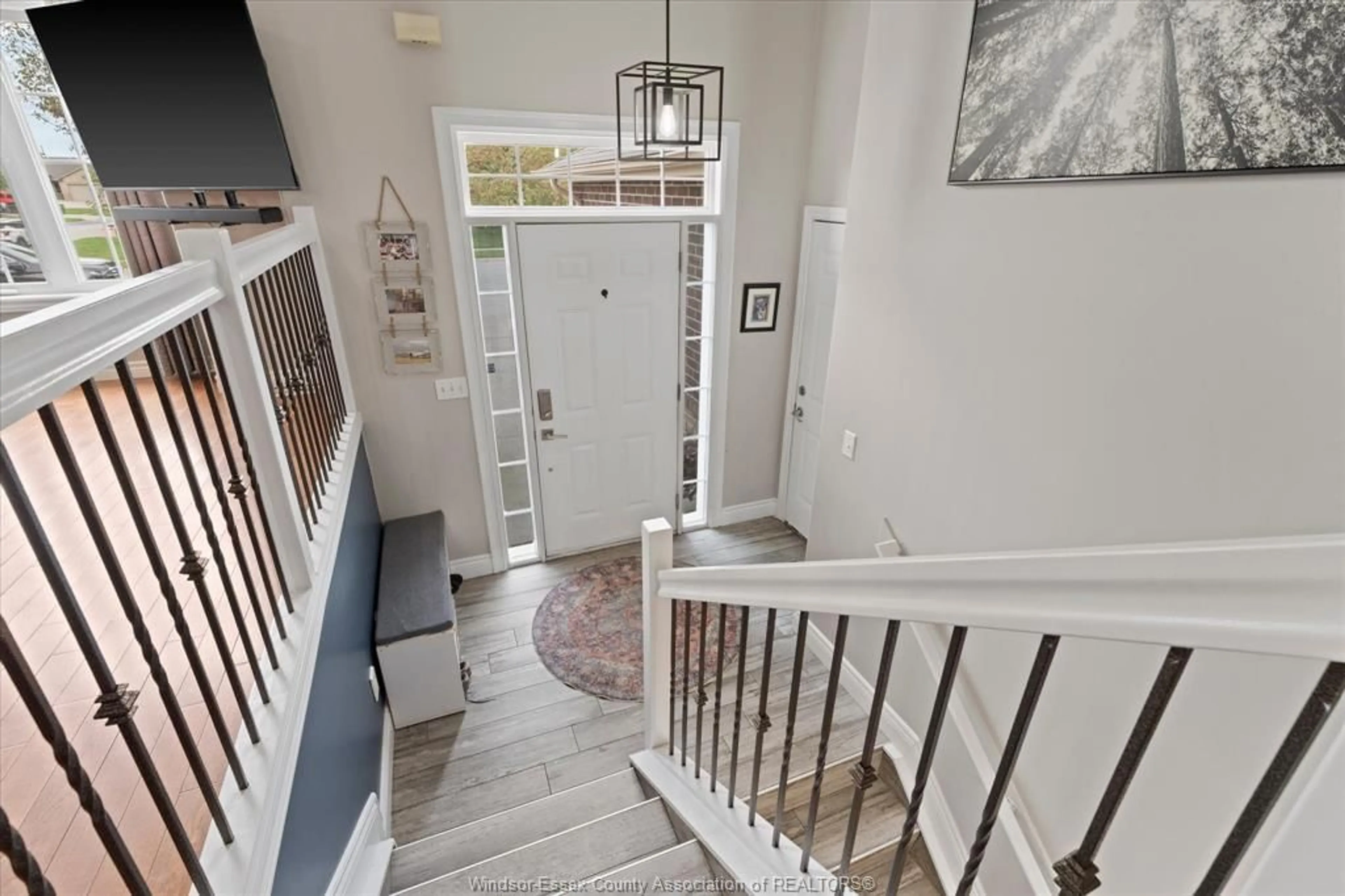 Indoor entryway for 98 HAZEL Cres, Kingsville Ontario N9Y 0B2