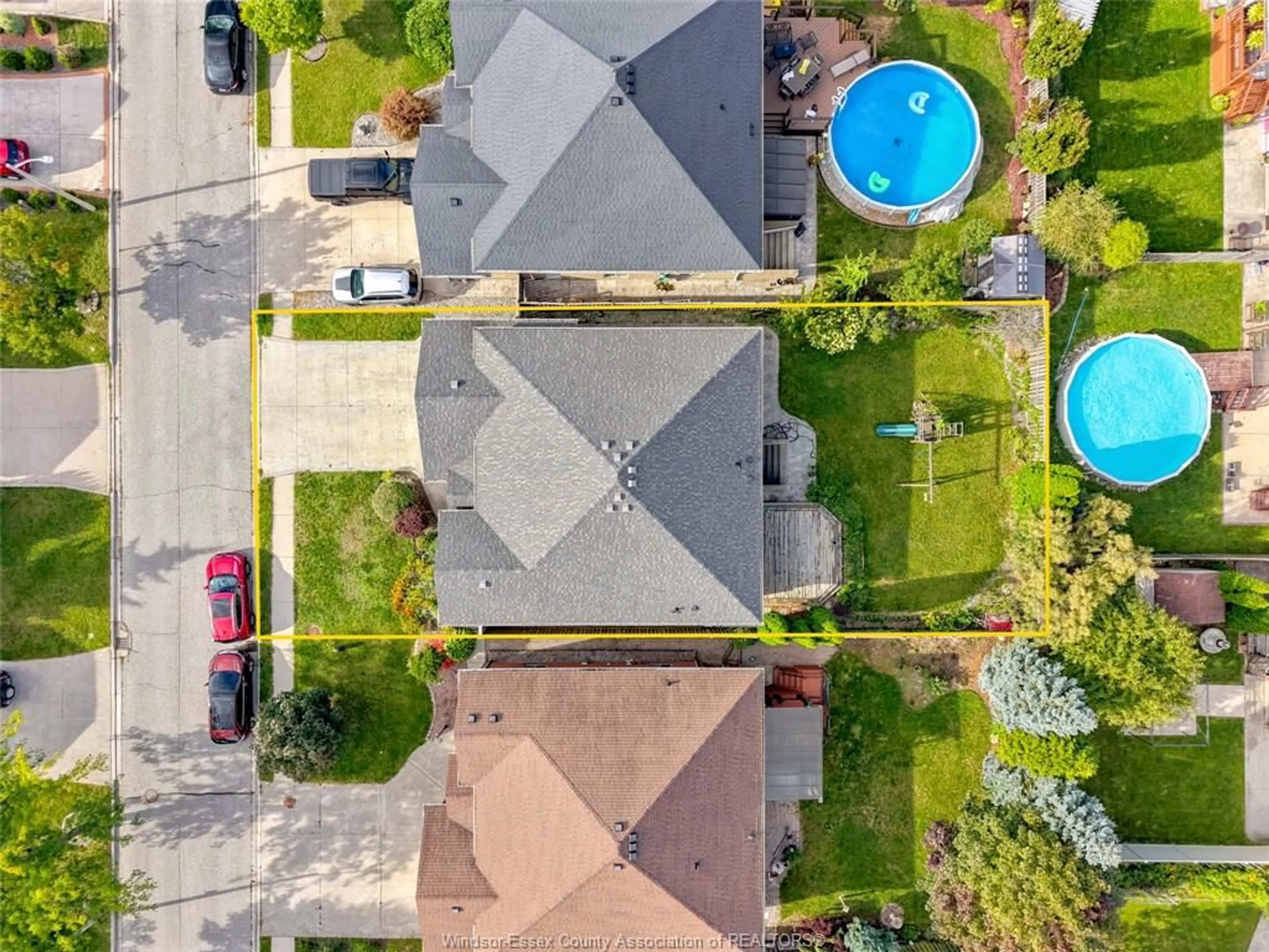 A pic from outside/outdoor area/front of a property/back of a property/a pic from drone, street for 1596 MORNINGSTAR Ave, Windsor Ontario N8P 1P9