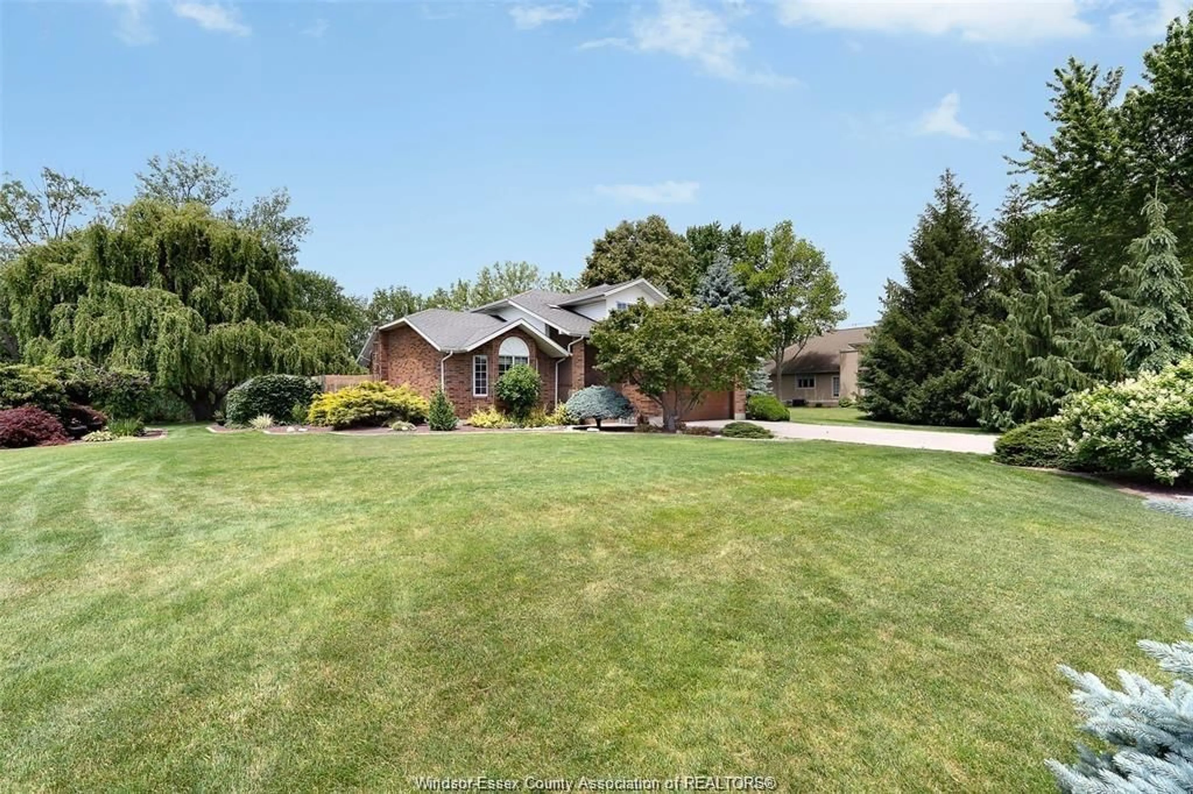 A pic from outside/outdoor area/front of a property/back of a property/a pic from drone, unknown for 605 MARKHAM Dr, Lighthouse Cove Ontario N0P 2L0