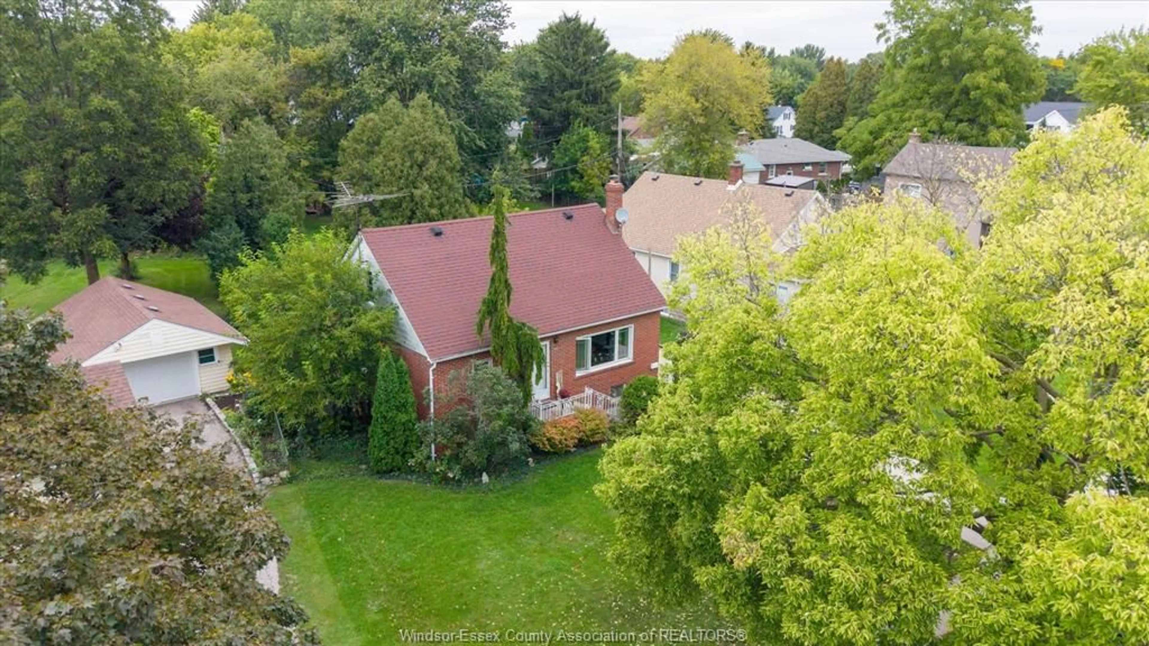 A pic from outside/outdoor area/front of a property/back of a property/a pic from drone, street for 170 FORT, Amherstburg Ontario N9V 1B8