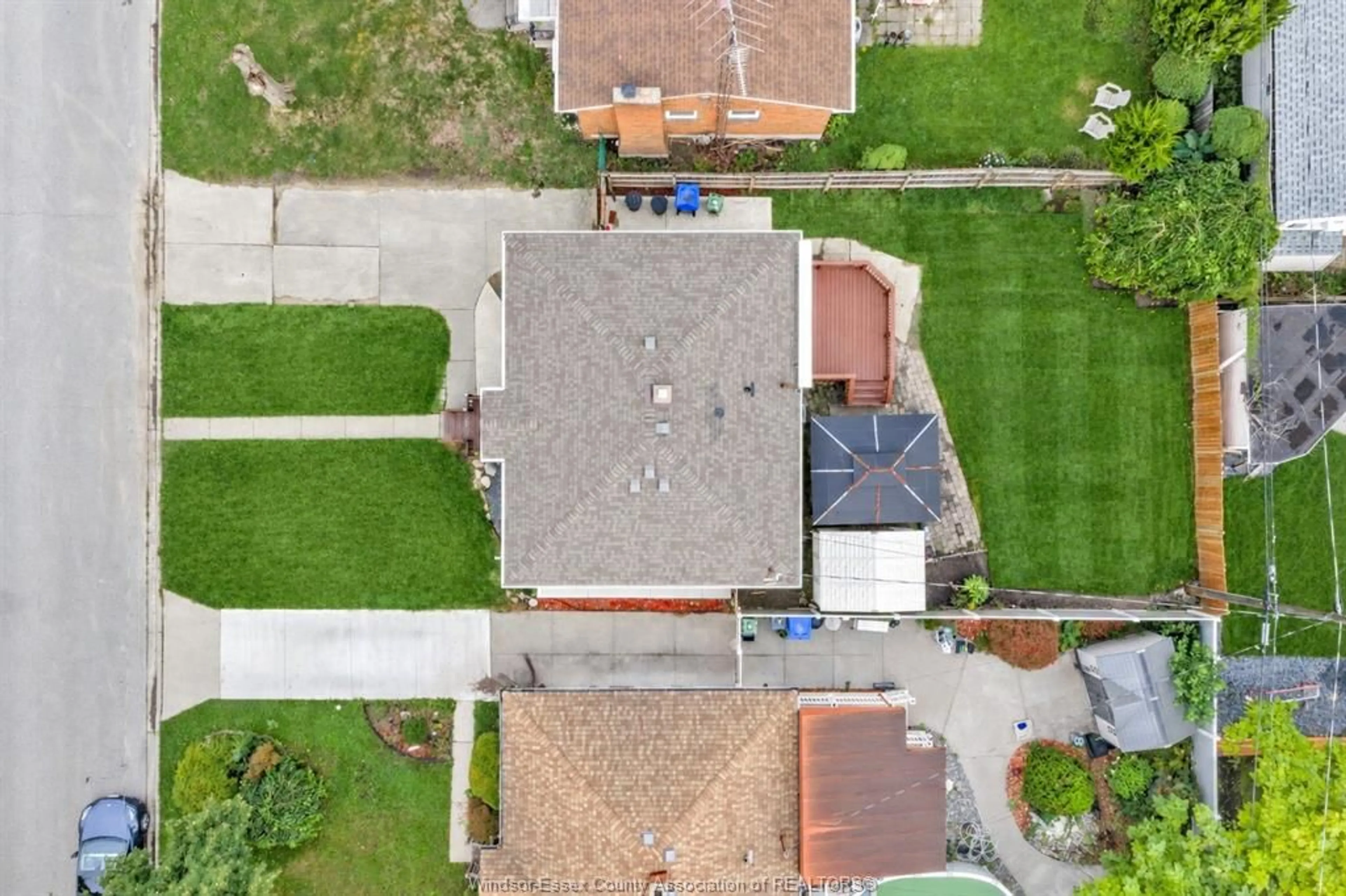 A pic from outside/outdoor area/front of a property/back of a property/a pic from drone, street for 1202 HARRISON, Windsor Ontario N9C 3J5