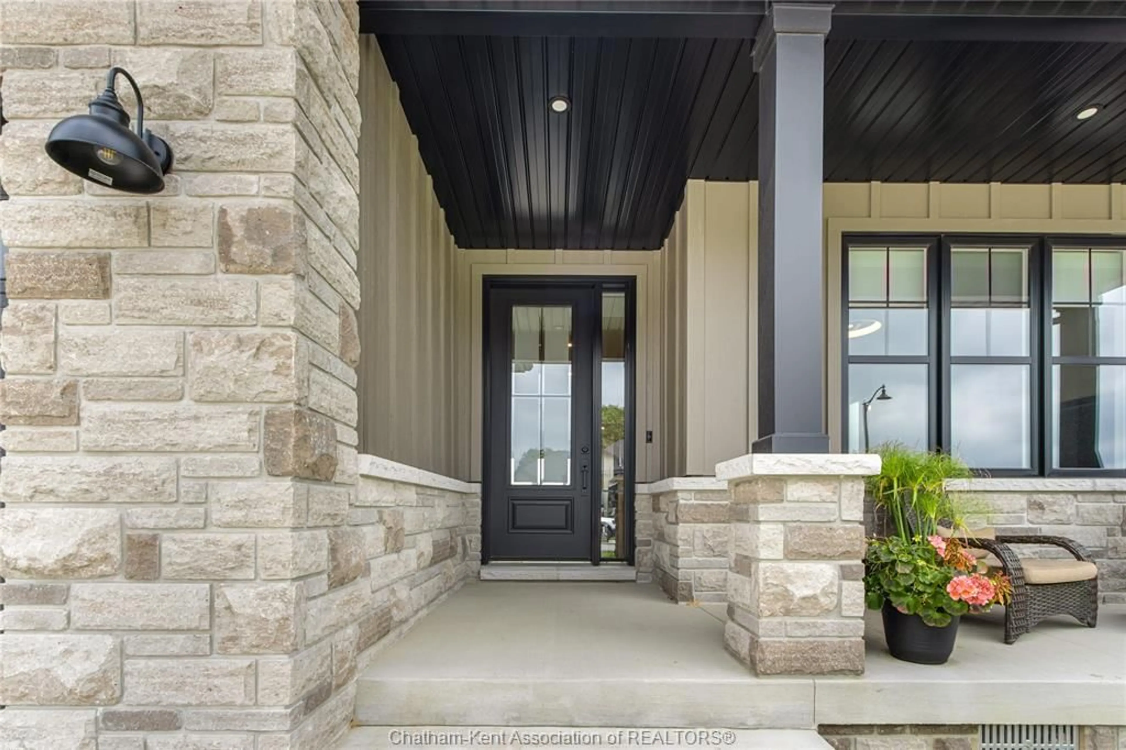 Indoor entryway for 42 ROSEWOOD Cres, Chatham Ontario N7M 0V4