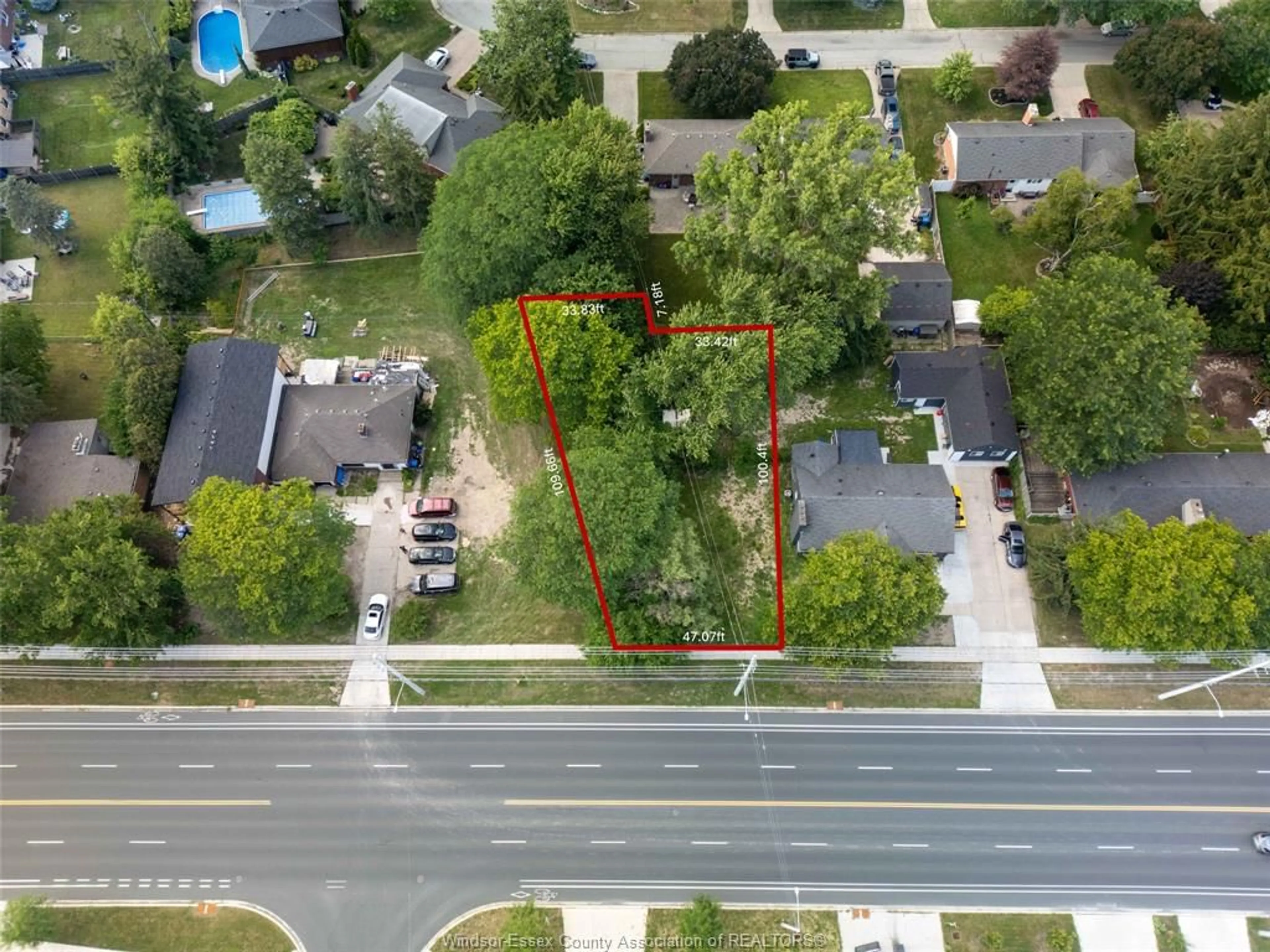 A pic from outside/outdoor area/front of a property/back of a property/a pic from drone, street for 740 CABANA RD W, Windsor Ontario N9G 1B4