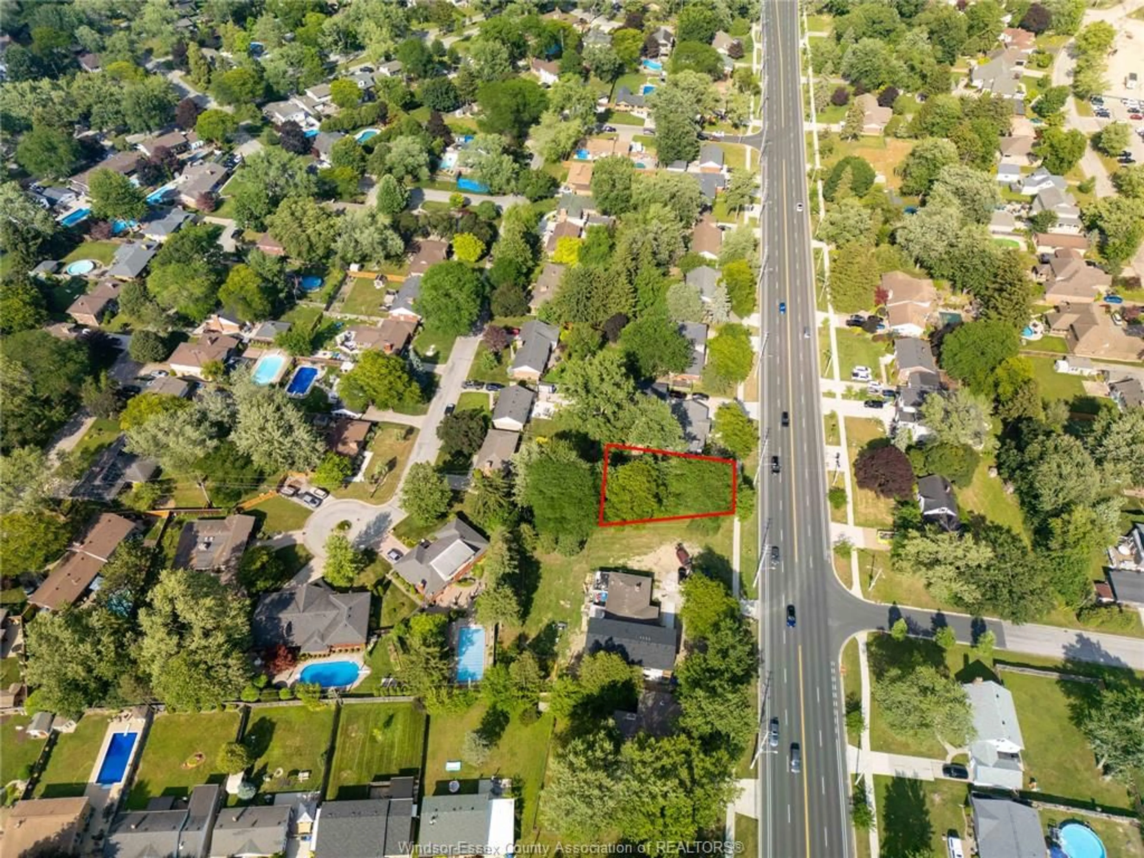 A pic from outside/outdoor area/front of a property/back of a property/a pic from drone, street for 740 CABANA RD W, Windsor Ontario N9G 1B4