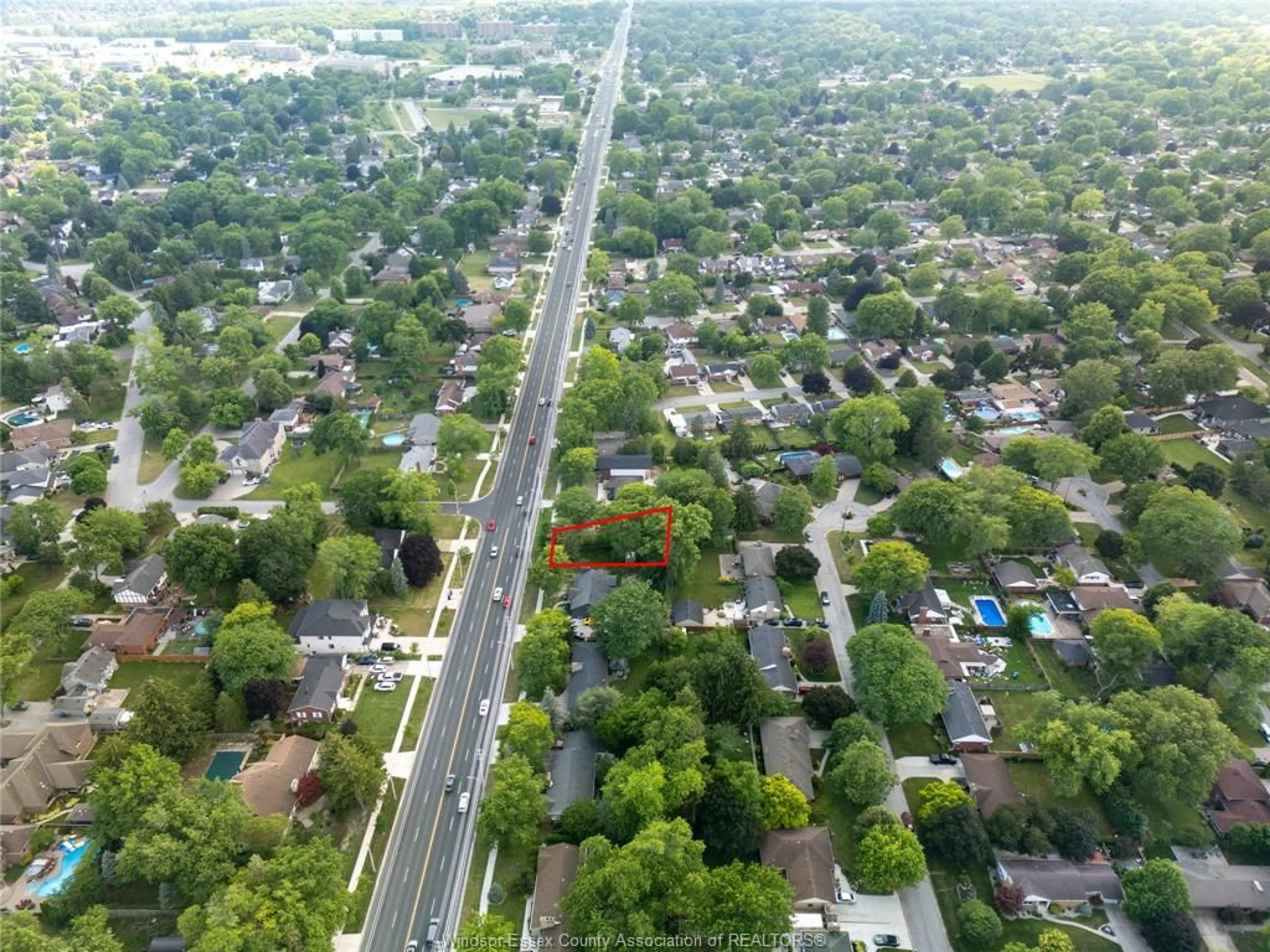 A pic from outside/outdoor area/front of a property/back of a property/a pic from drone, street for 740 CABANA RD W, Windsor Ontario N9G 1B4