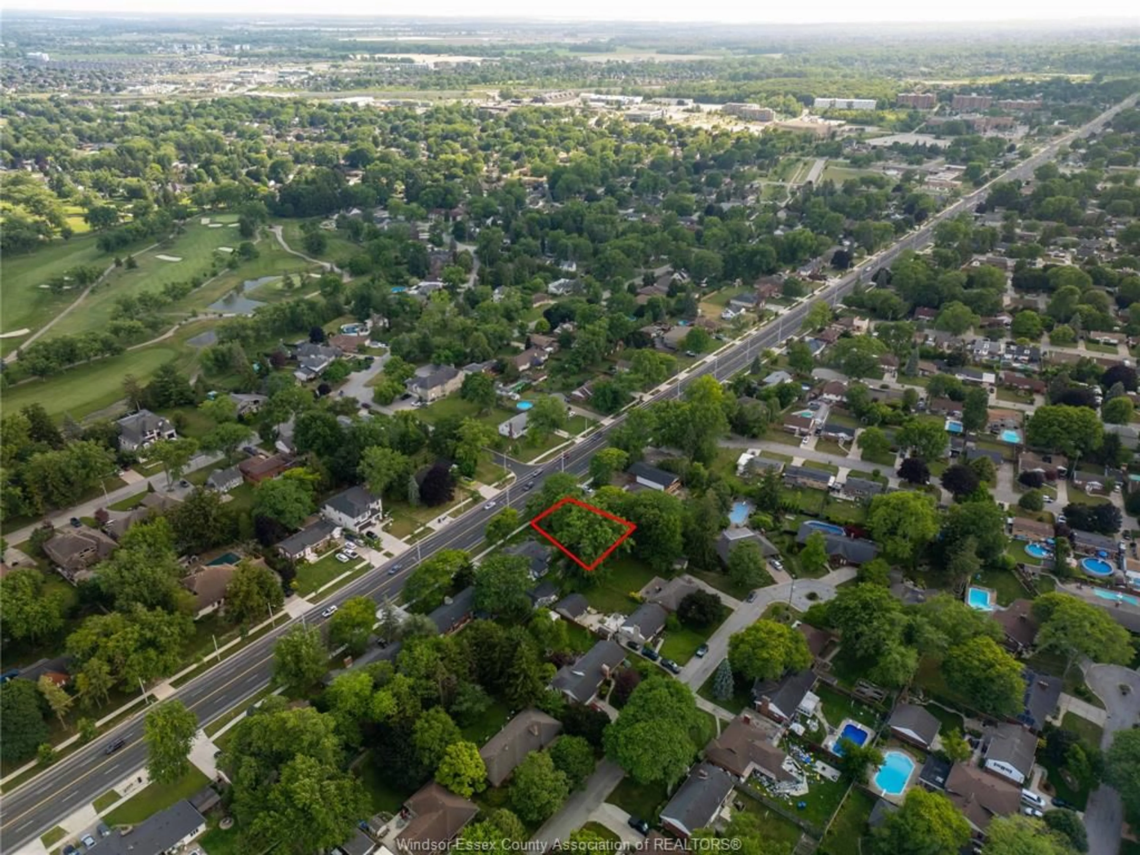 A pic from outside/outdoor area/front of a property/back of a property/a pic from drone, street for 740 CABANA RD W, Windsor Ontario N9G 1B4