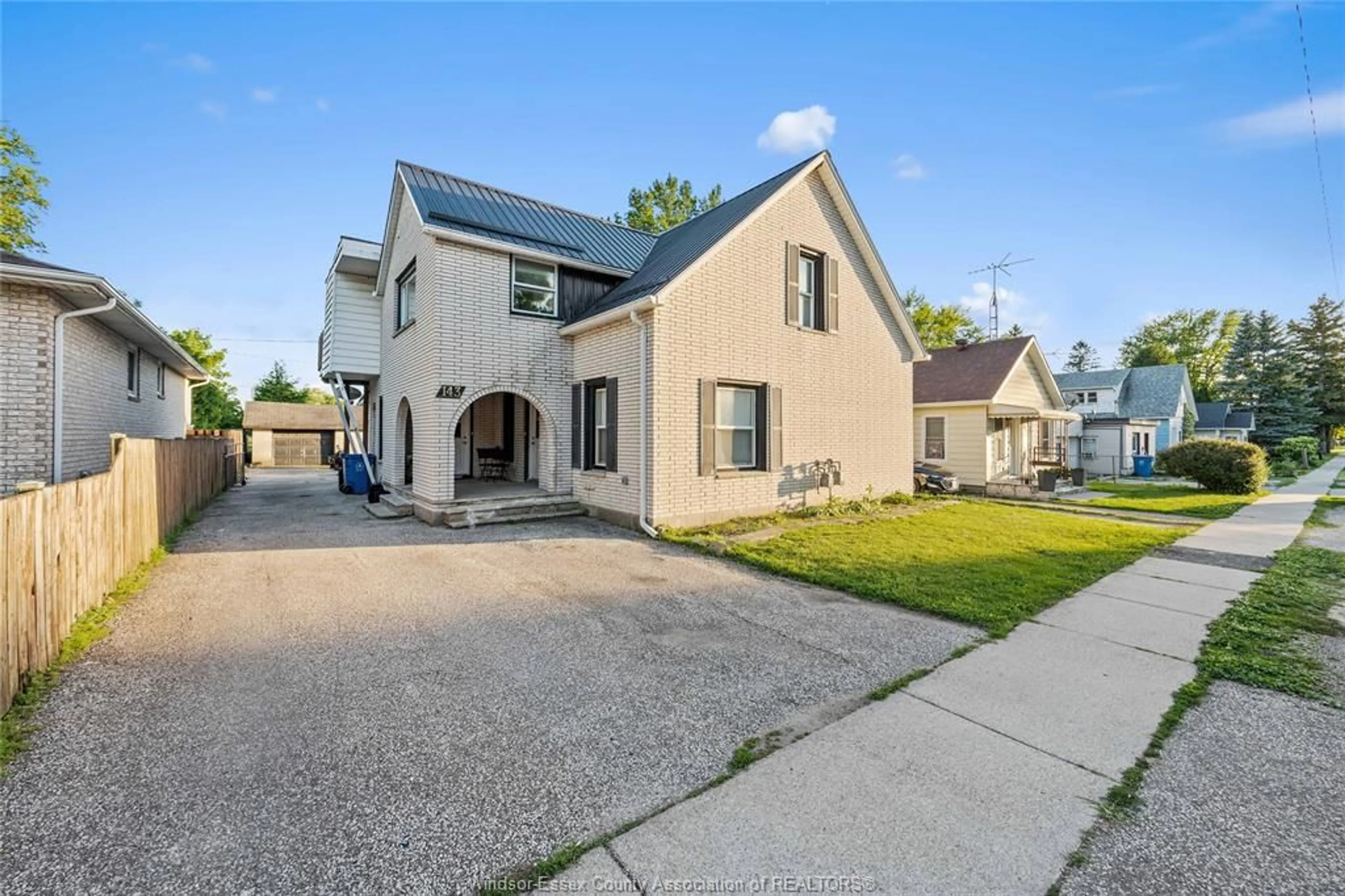 A pic from outside/outdoor area/front of a property/back of a property/a pic from drone, street for 143 WELLINGTON St, Harrow Ontario N0R 1G0