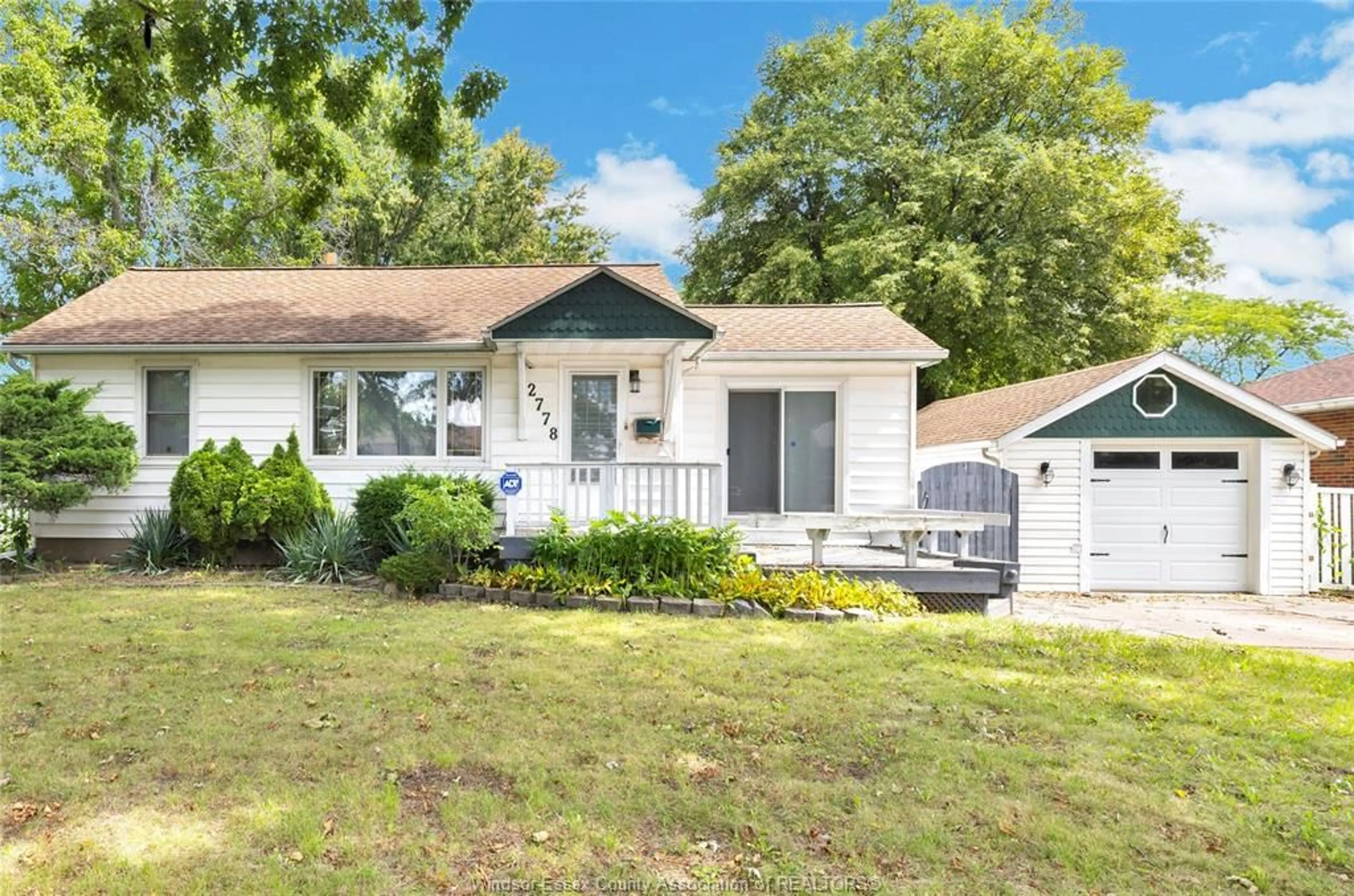 Home with vinyl exterior material, street for 2778 PRINCESS, Windsor Ontario N8T 1W4