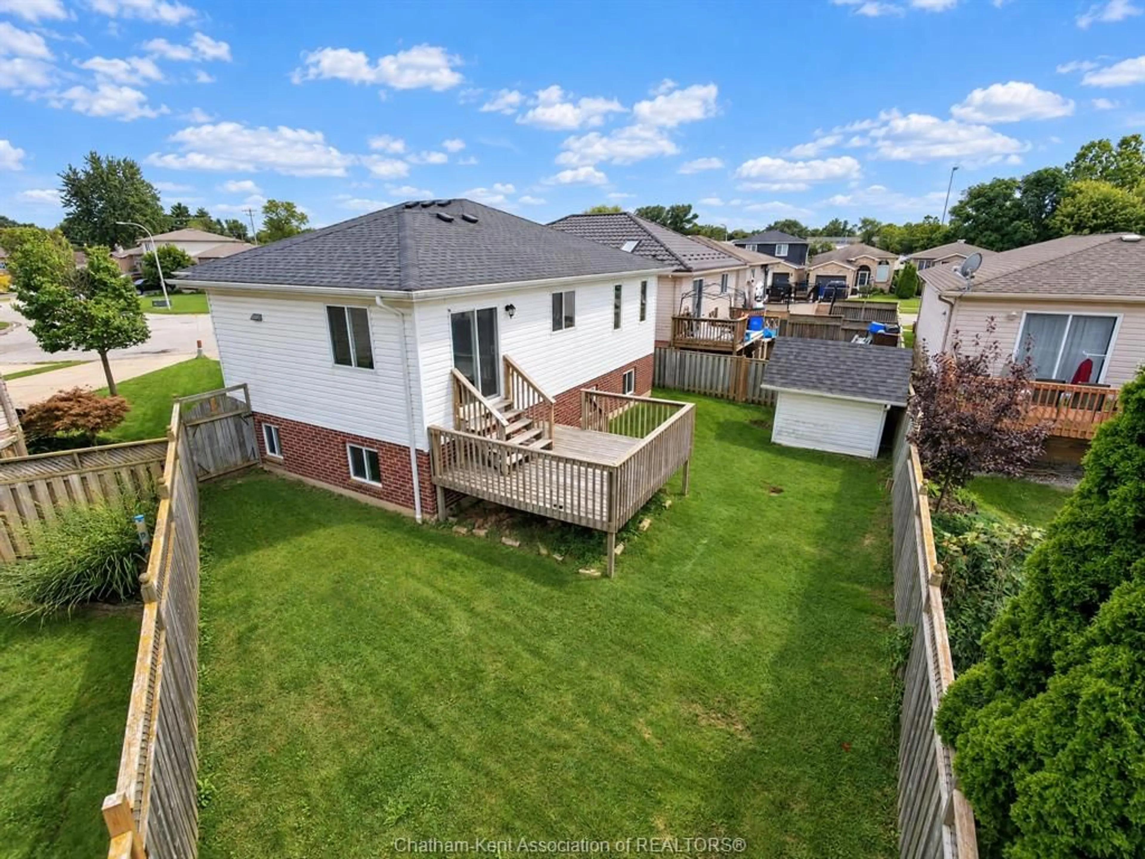 A pic from outside/outdoor area/front of a property/back of a property/a pic from drone, unknown for 74 Fieldstone Pl, Chatham Ontario N7L 5N1