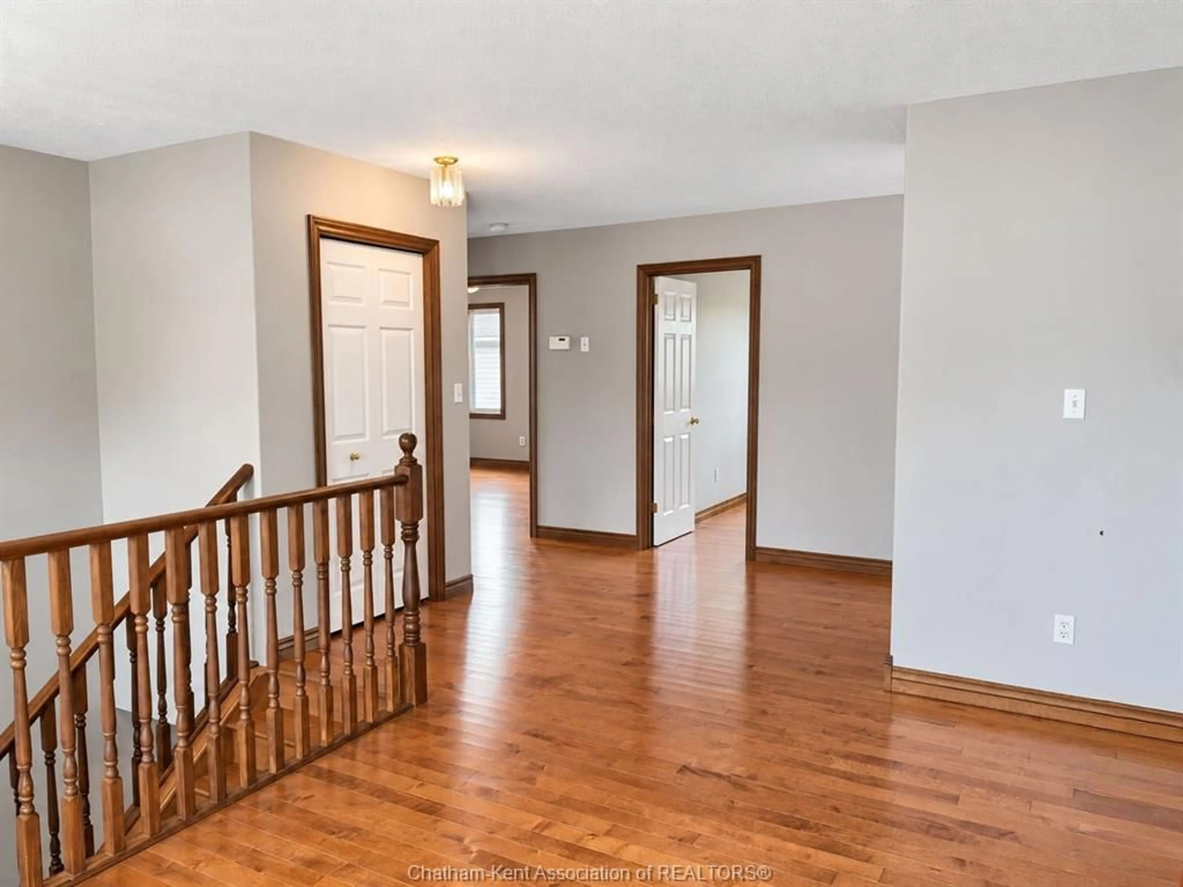Indoor entryway for 74 Fieldstone Pl, Chatham Ontario N7L 5N1