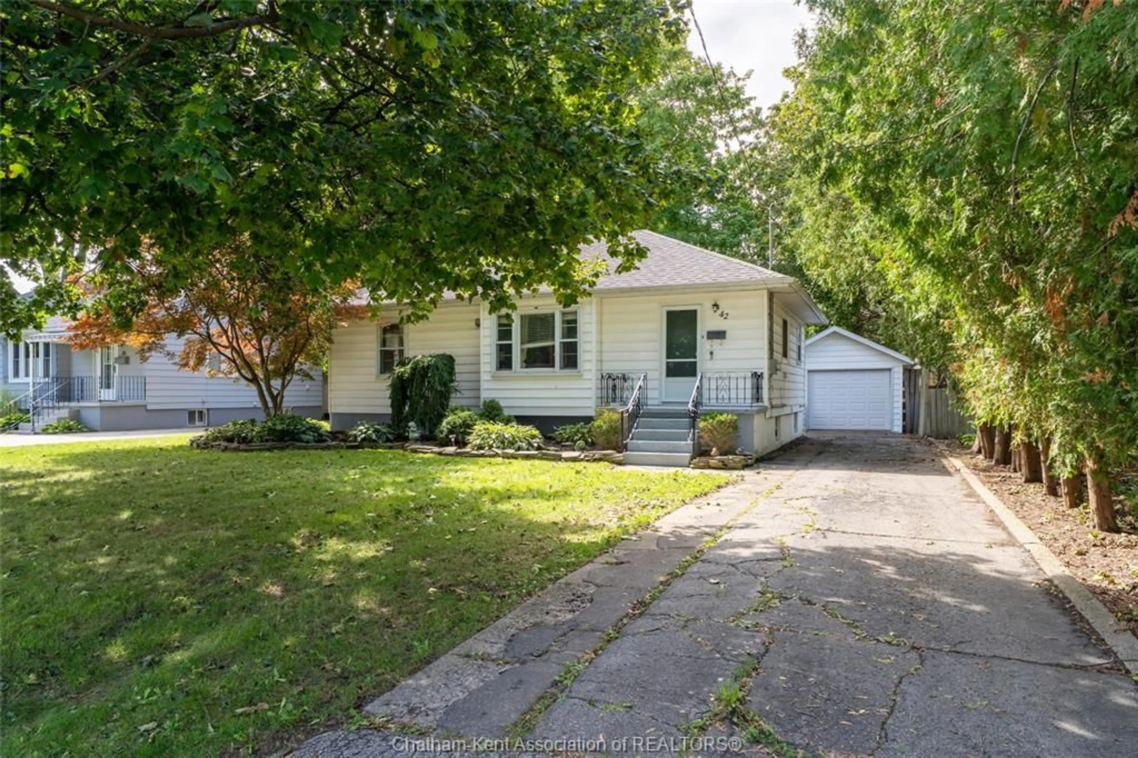 A pic from outside/outdoor area/front of a property/back of a property/a pic from drone, street for 42 Canterbury St, Chatham Ontario N7L 3S5
