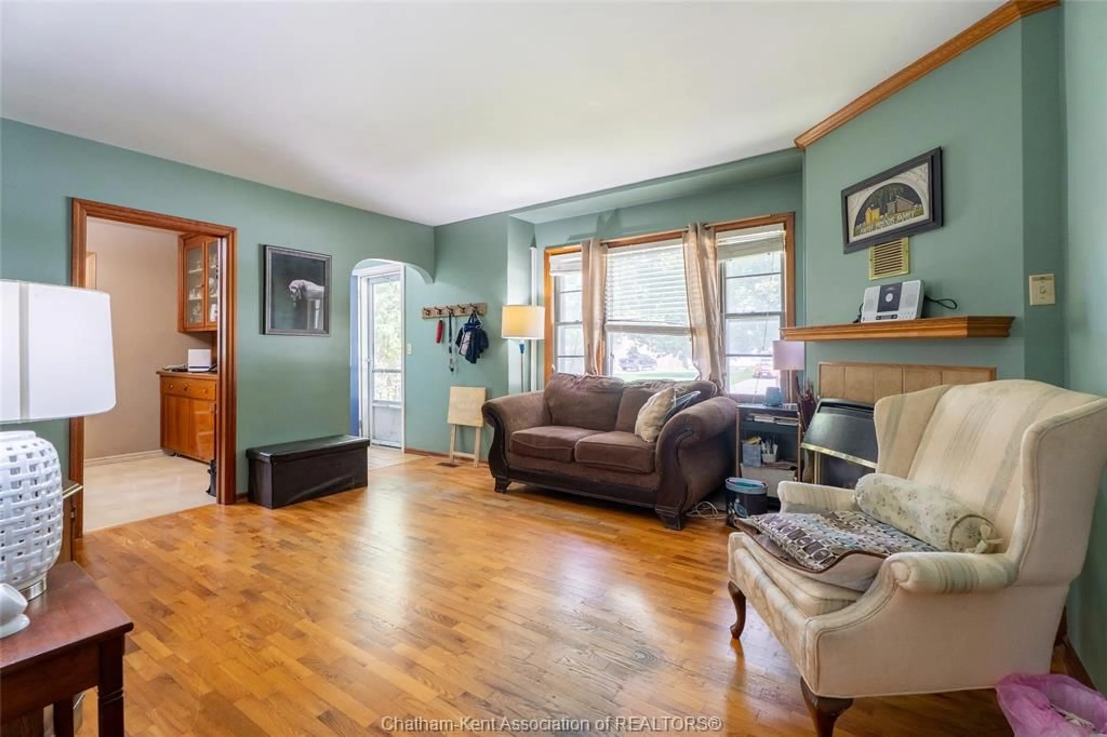 Living room with furniture, wood/laminate floor for 42 Canterbury St, Chatham Ontario N7L 3S5