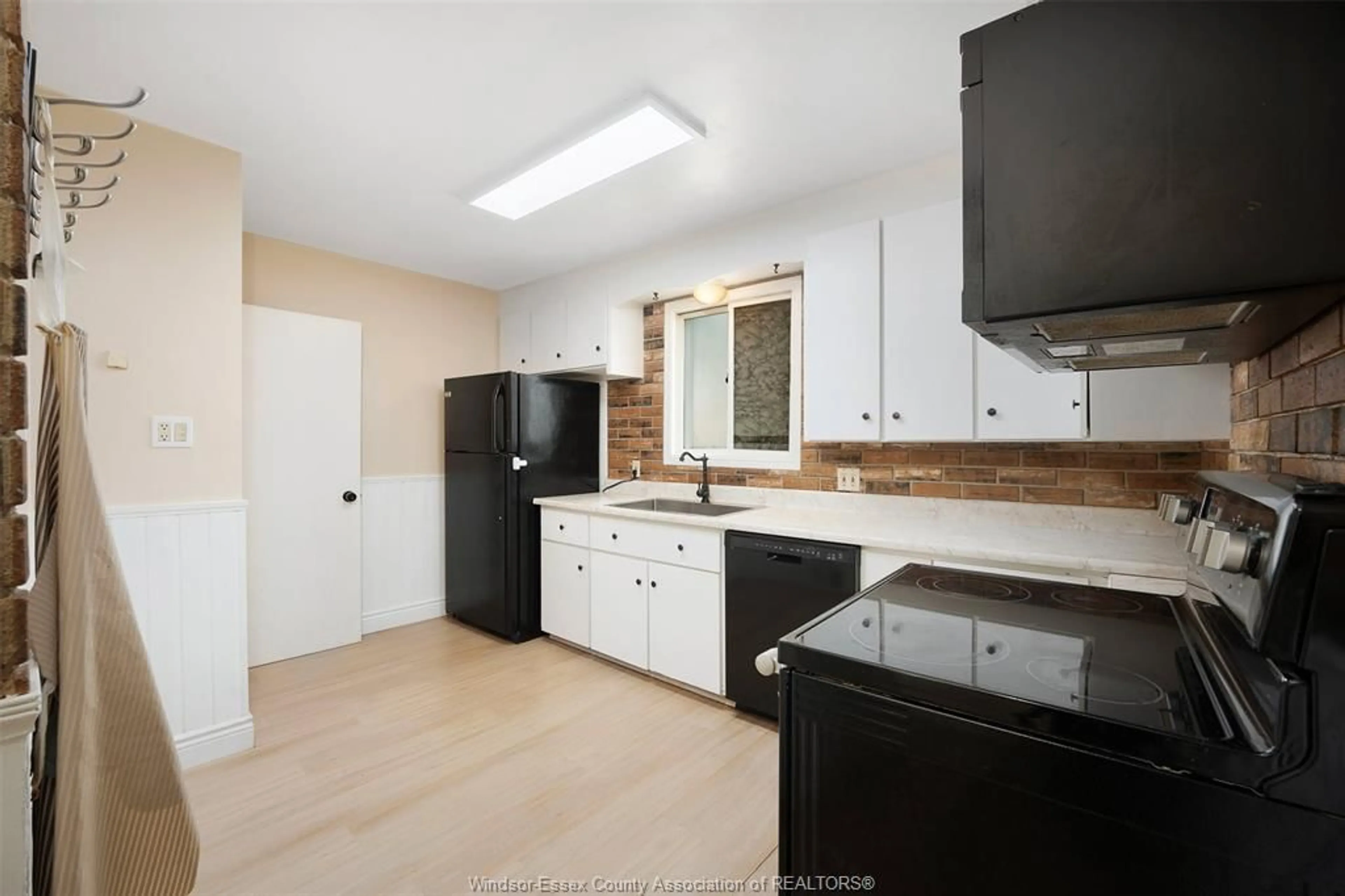 Standard kitchen, ceramic/tile floor for 986 EASTLAWN Ave, Windsor Ontario N8S 3H9