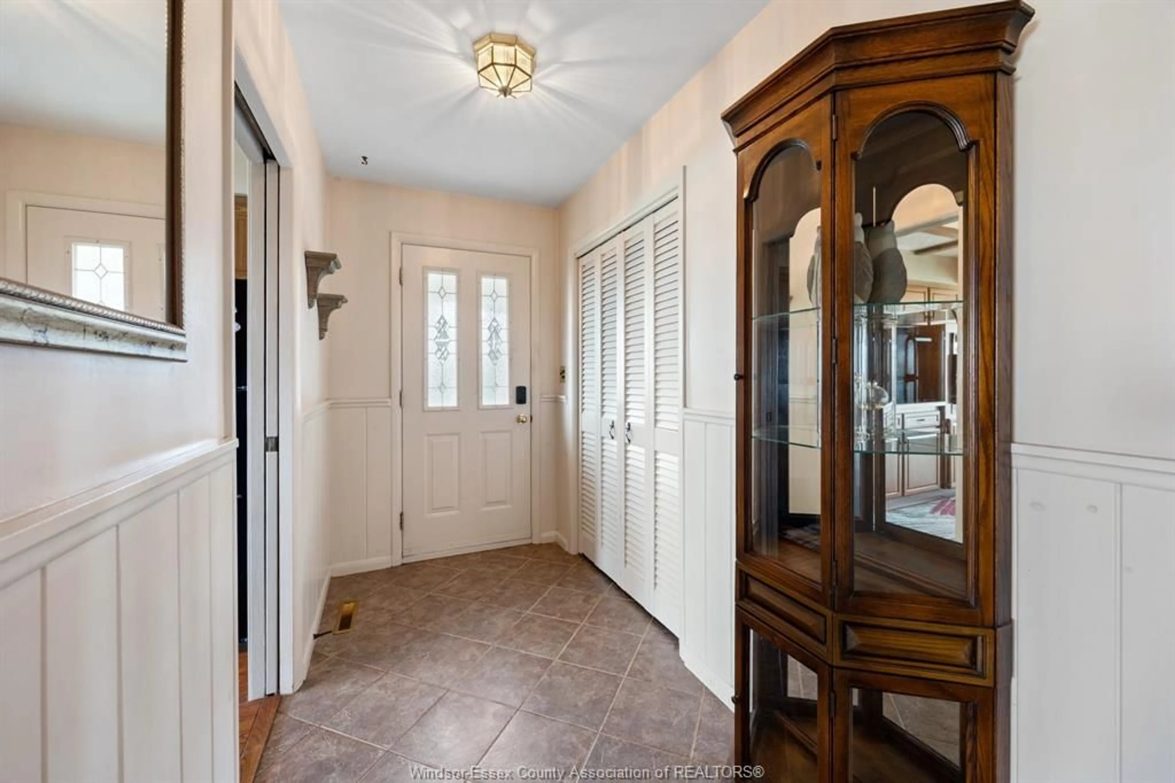 Indoor entryway for 13122 Riverside Dr, Tecumseh Ontario N8N 2M7