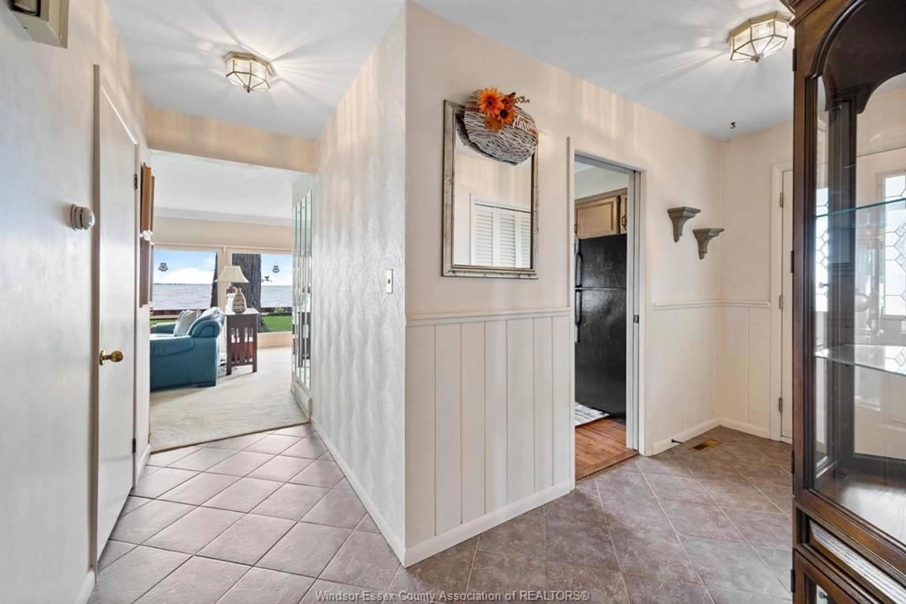 Indoor entryway for 13122 Riverside Dr, Tecumseh Ontario N8N 2M7