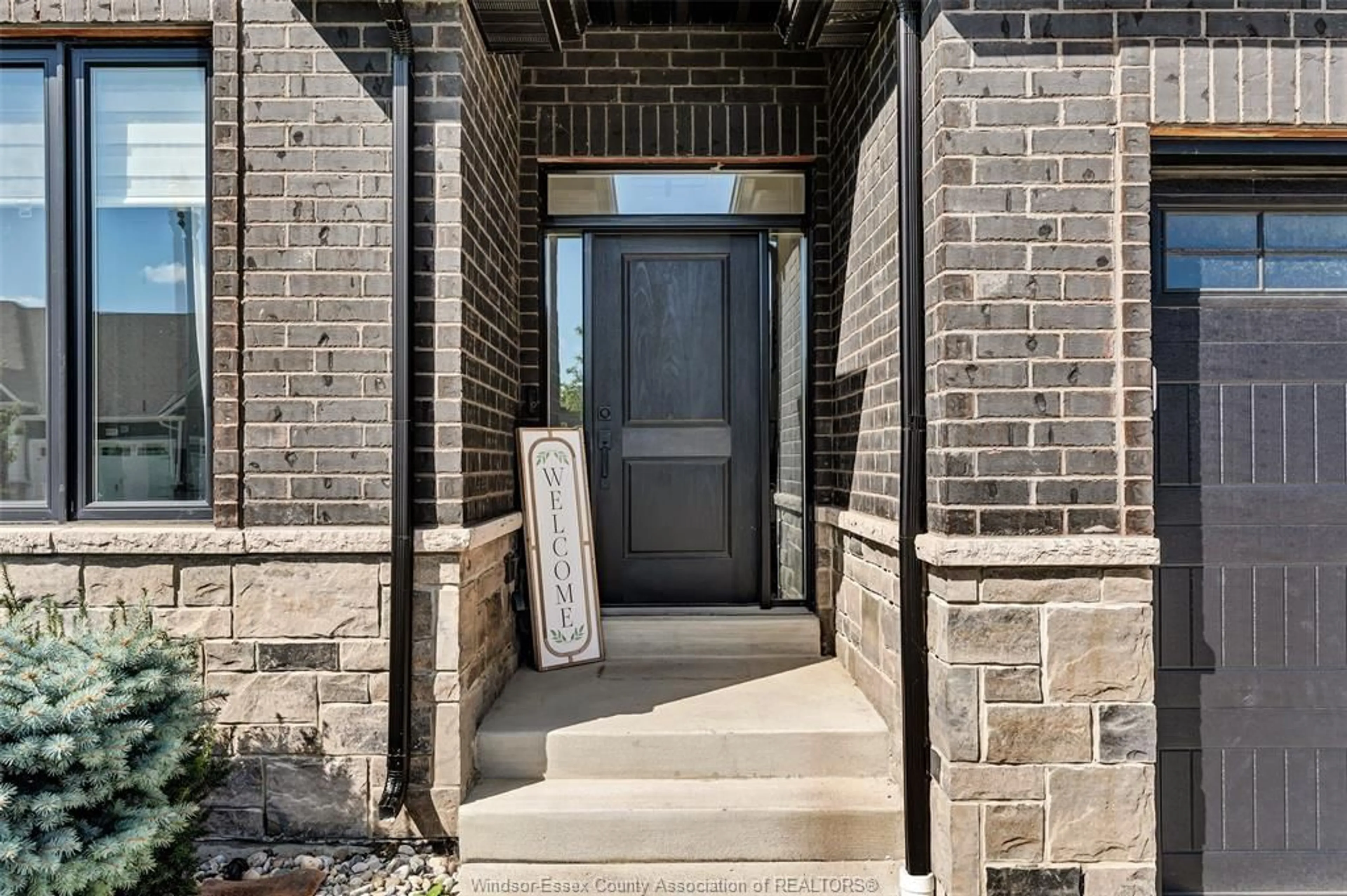 Indoor entryway for 394 MATESE St, Lakeshore Ontario N0R 1A0