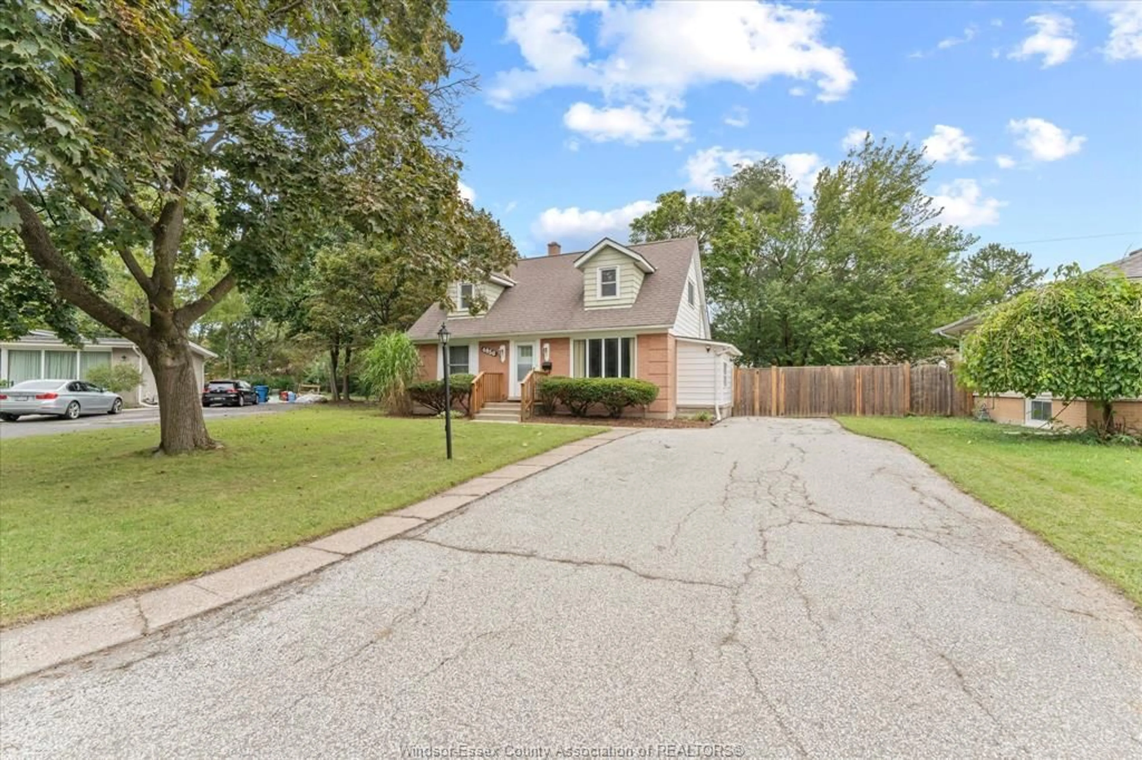 A pic from outside/outdoor area/front of a property/back of a property/a pic from drone, street for 4050 EDEN Dr, Windsor Ontario N9G 2E8