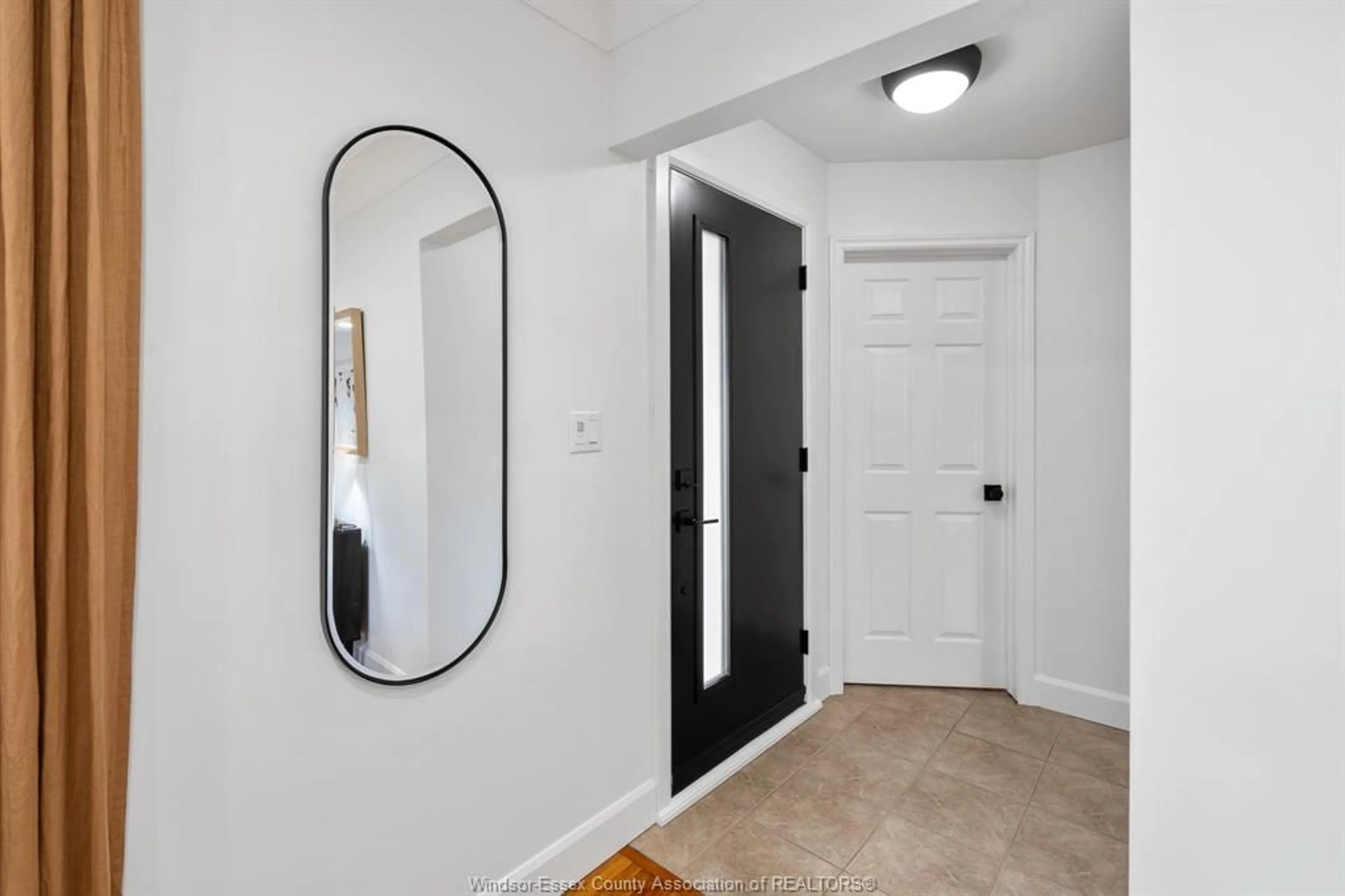 Indoor entryway for 735 Lounsborough, Windsor Ontario N9G 1G1