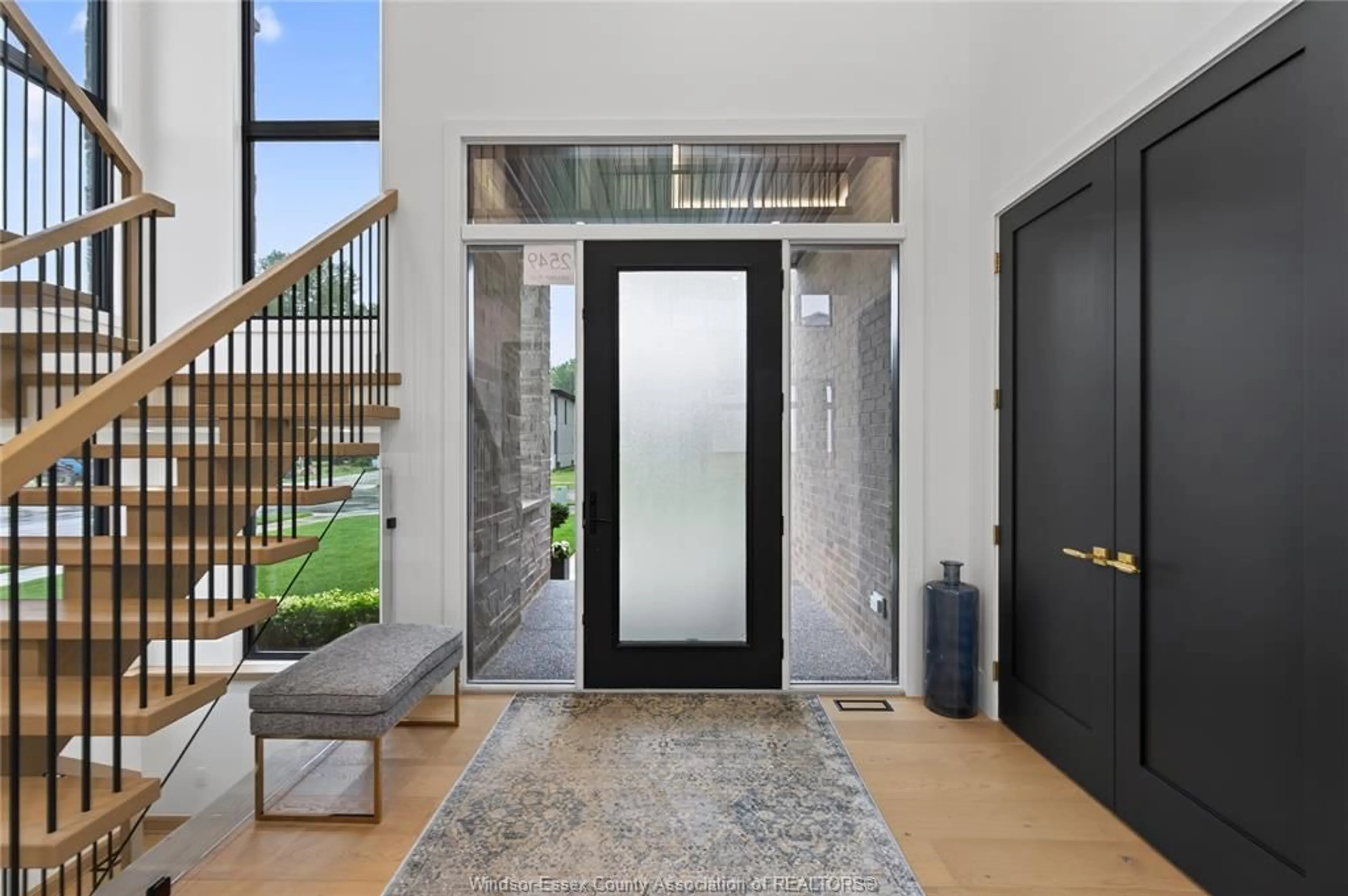 Indoor entryway for 2549 MAYFAIR Ave, LaSalle Ontario N9J 3P1