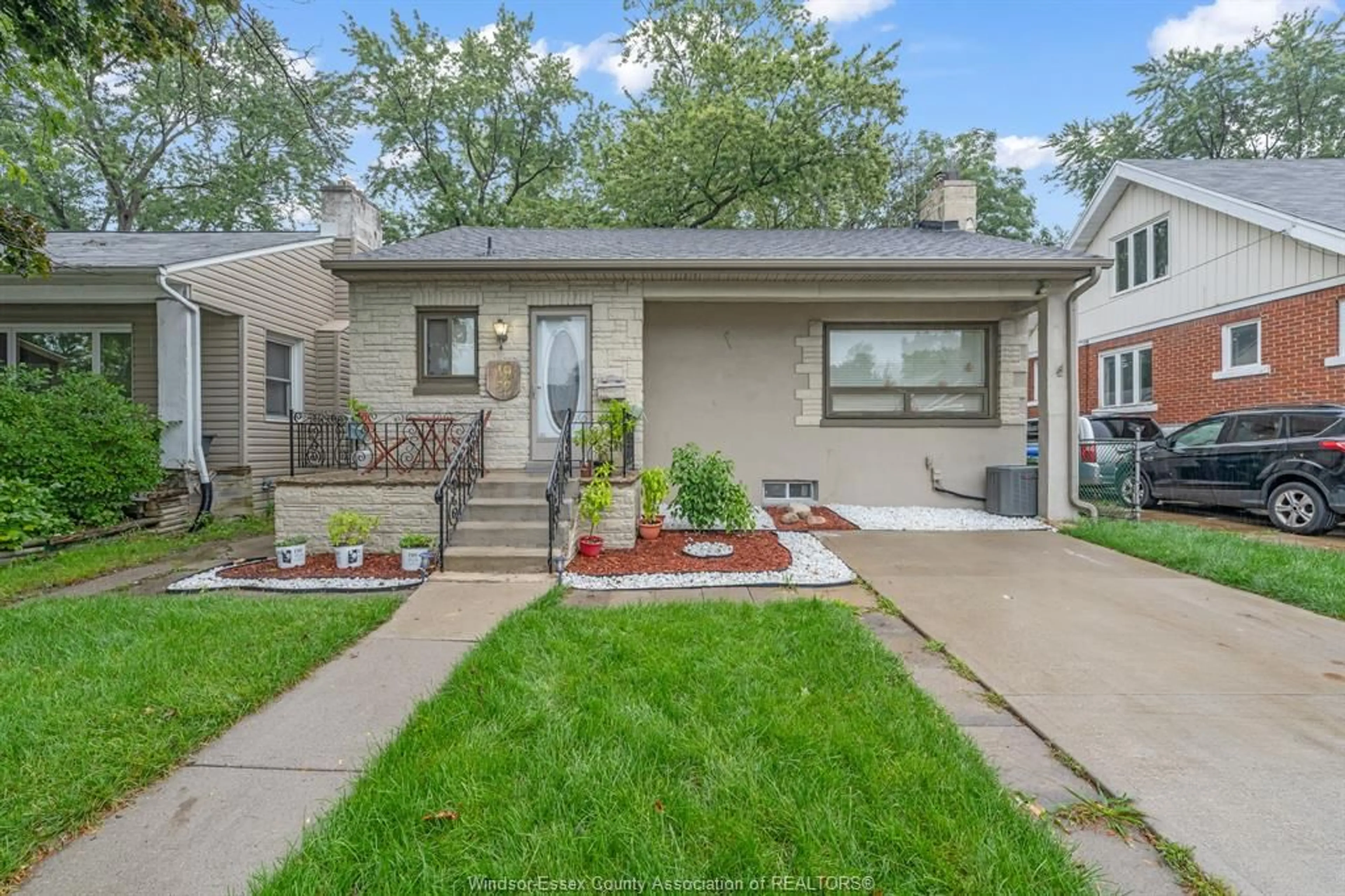 Home with vinyl exterior material, street for 1952 PILLETTE, Windsor Ontario N8T 1P3